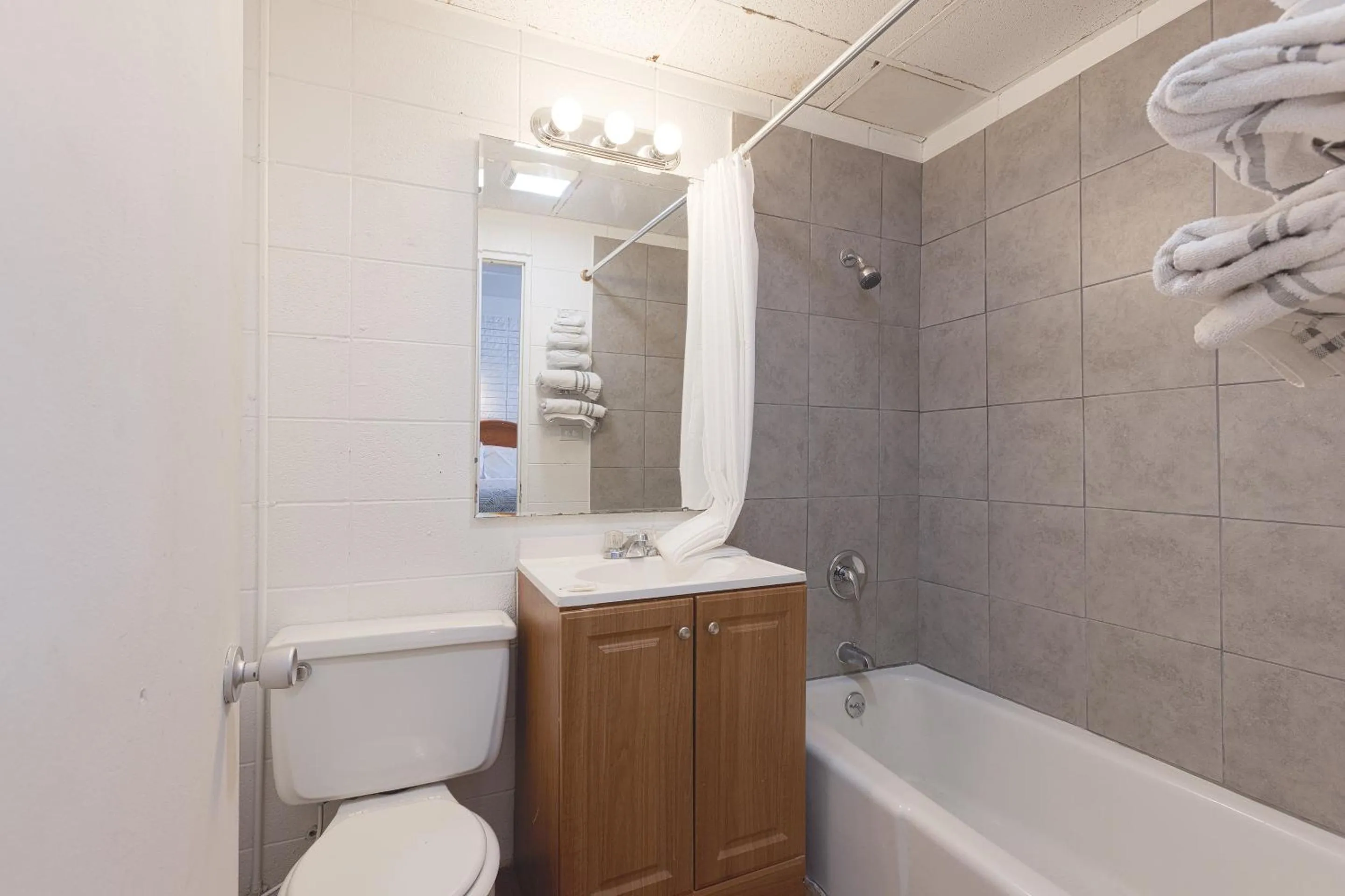 Bathroom in Sonrise Inn Lincoln Hwy By OYO