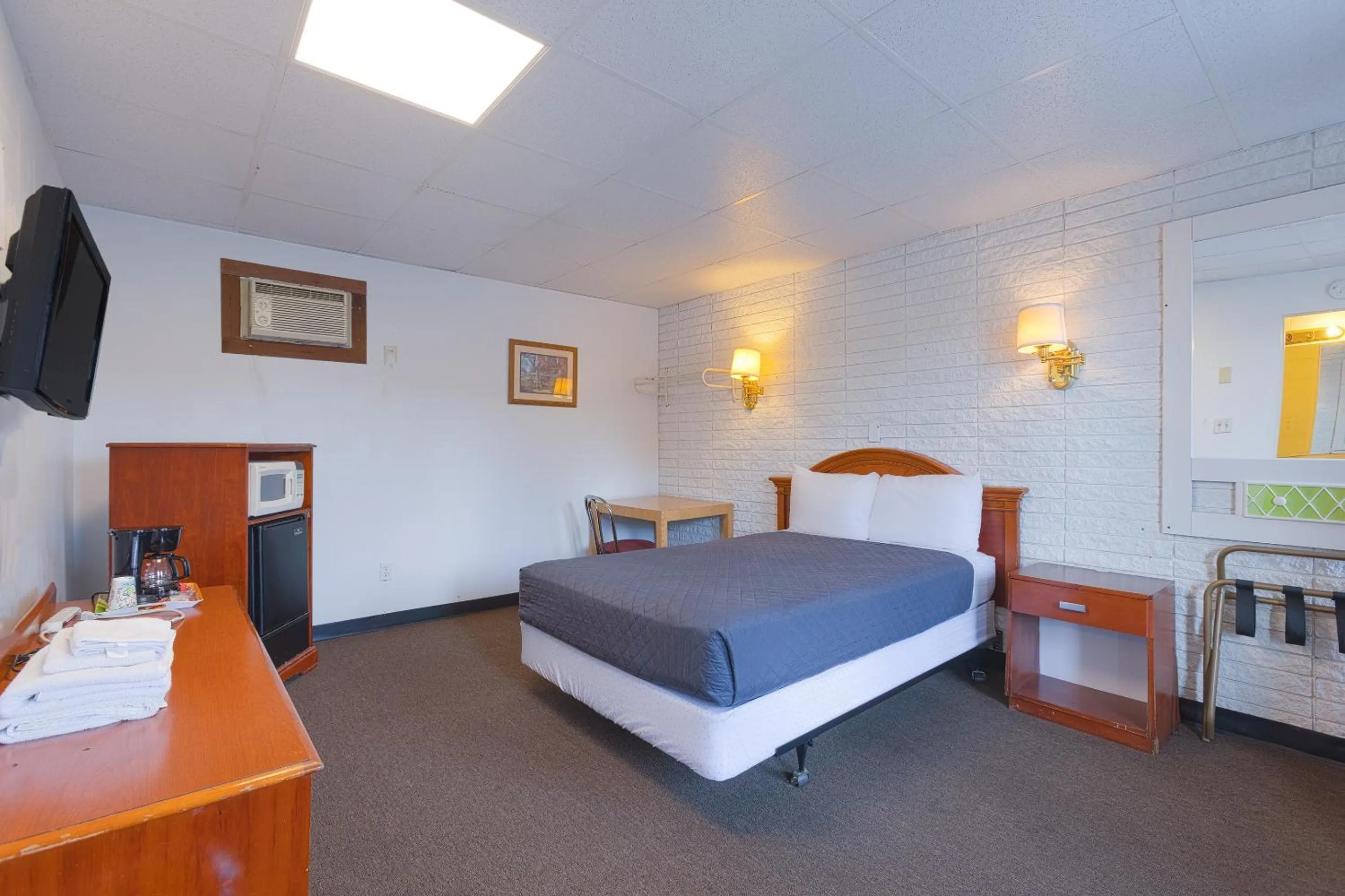 Bedroom, Bed in Sonrise Inn Lincoln Hwy By OYO