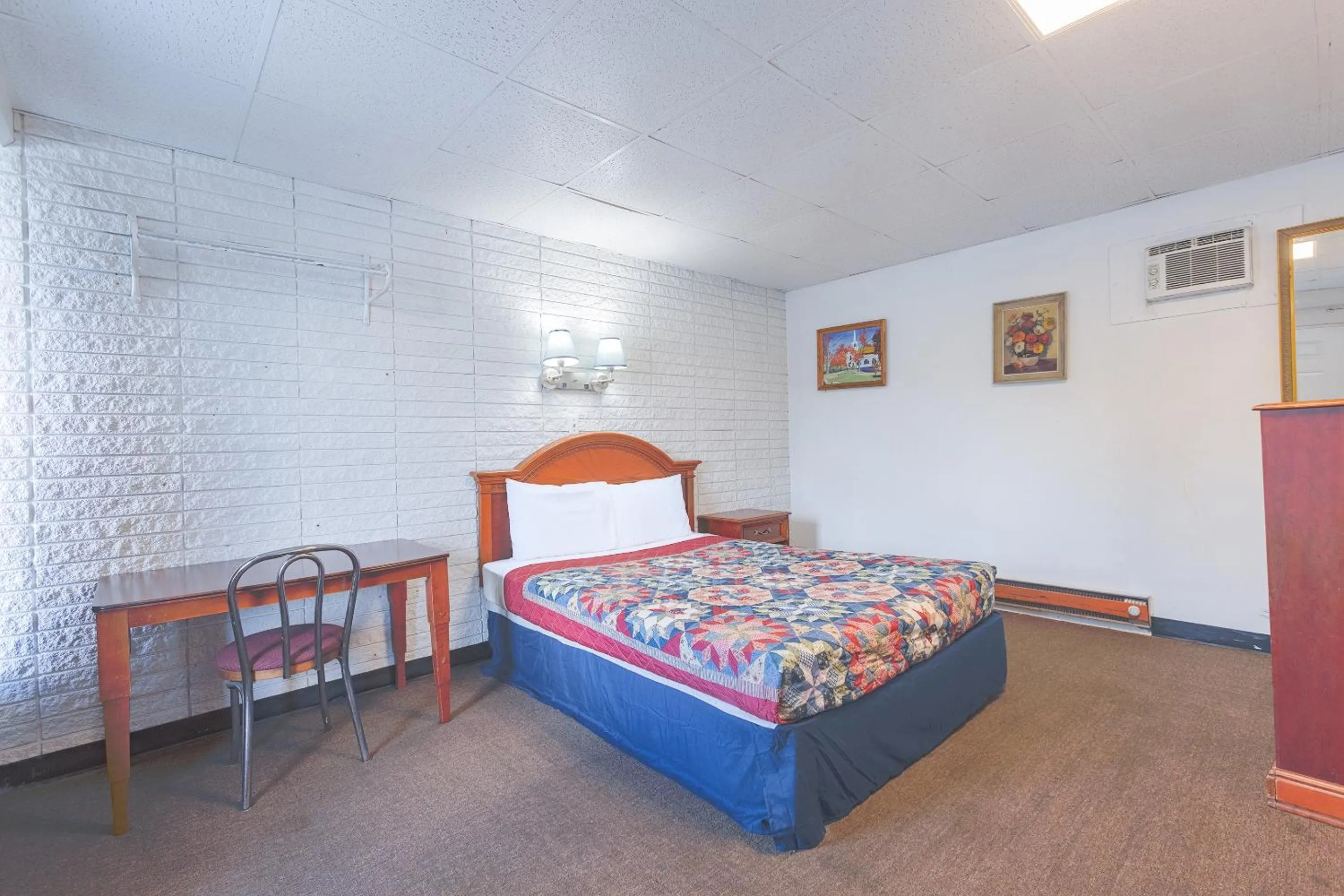 Bedroom, Bed in Sonrise Inn Lincoln Hwy By OYO