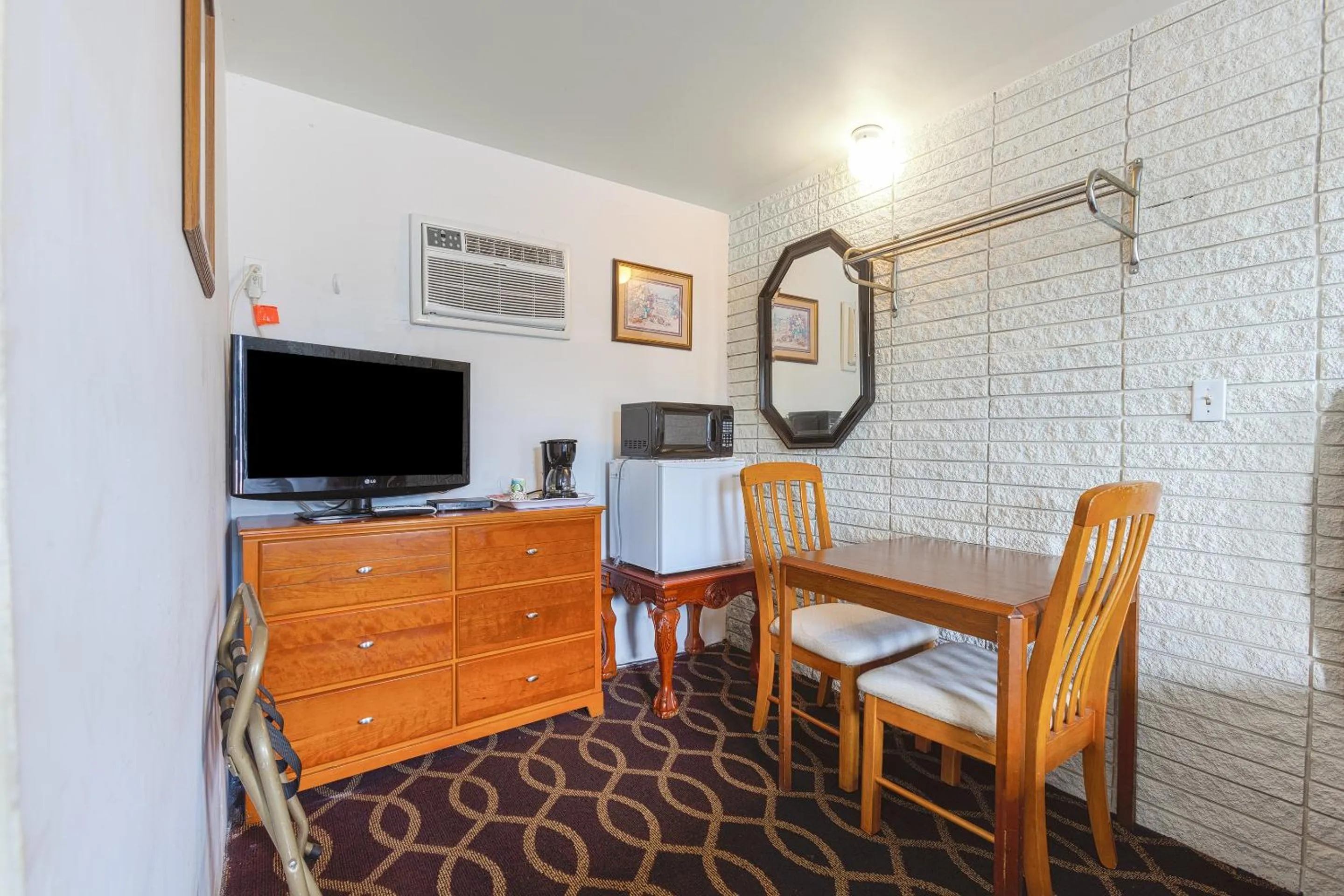 Bedroom in Sonrise Inn Lincoln Hwy By OYO