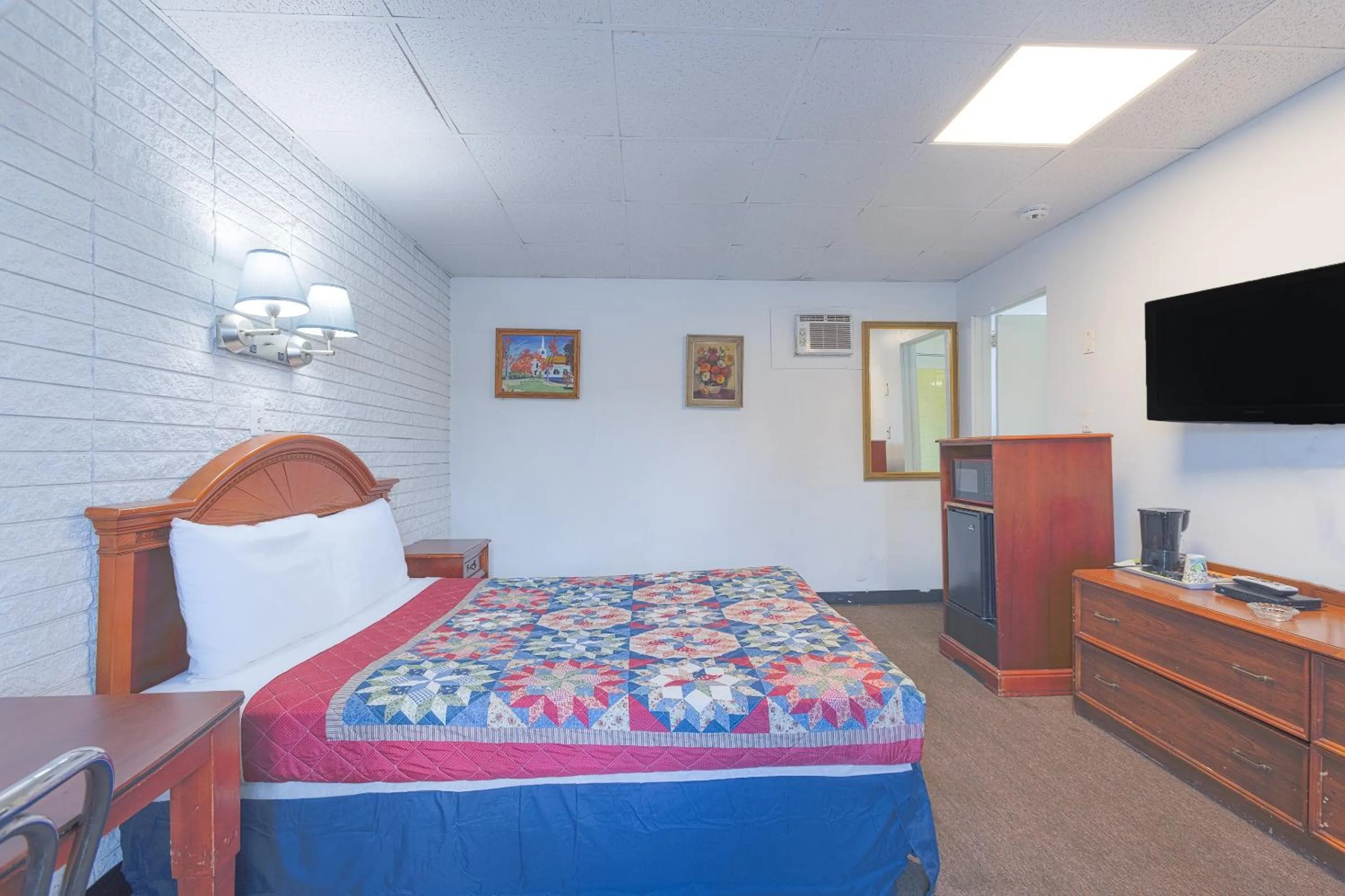 Bedroom, Bed in Sonrise Inn Lincoln Hwy By OYO