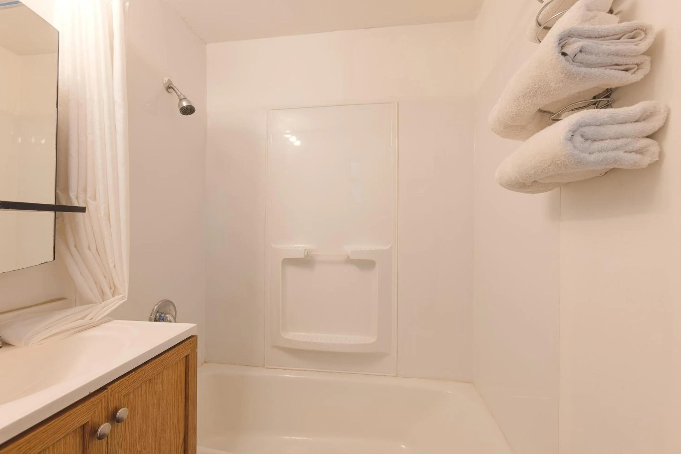 Bathroom in Sonrise Inn Lincoln Hwy By OYO