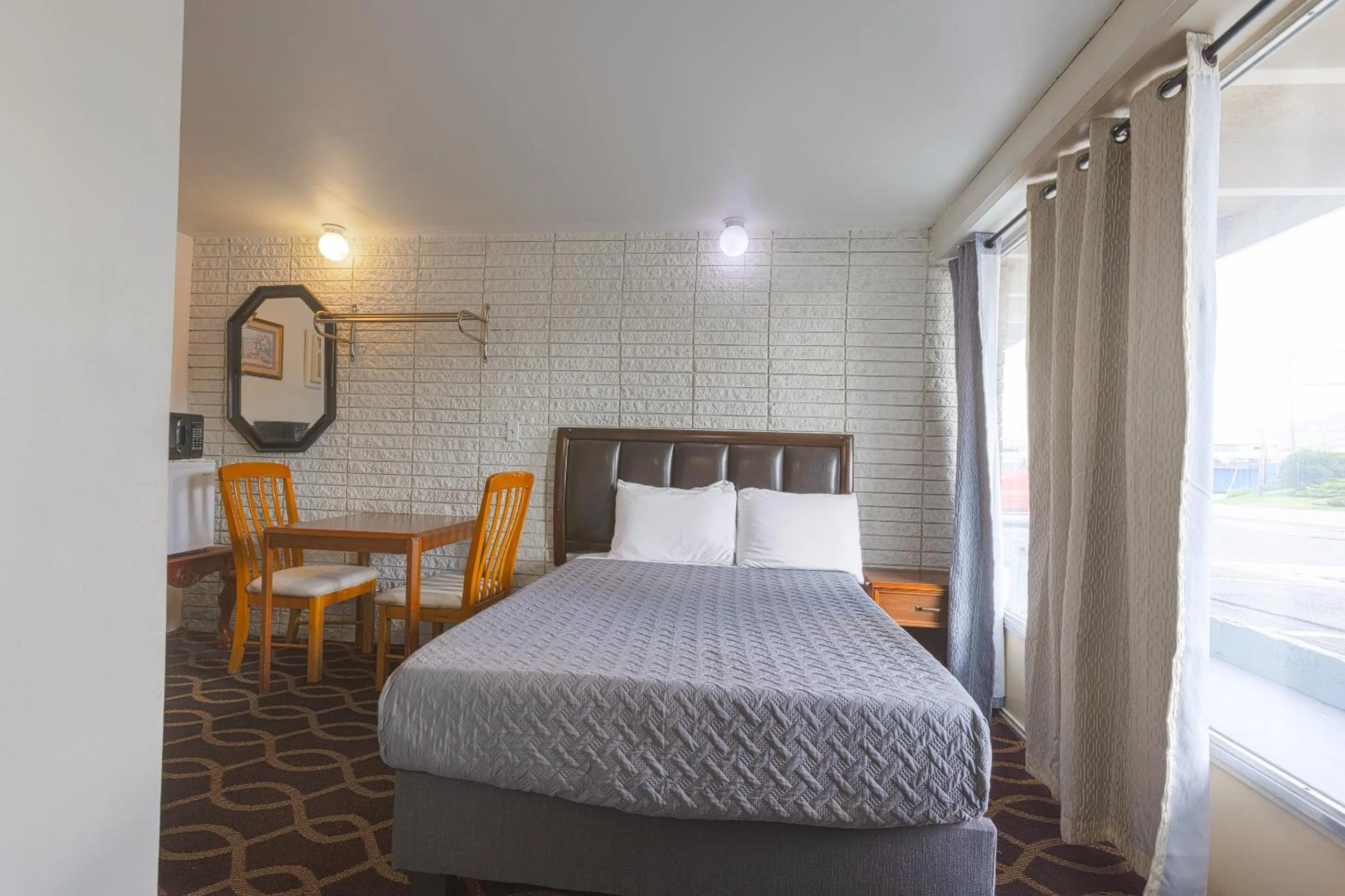 Bedroom, Bed in Sonrise Inn Lincoln Hwy By OYO