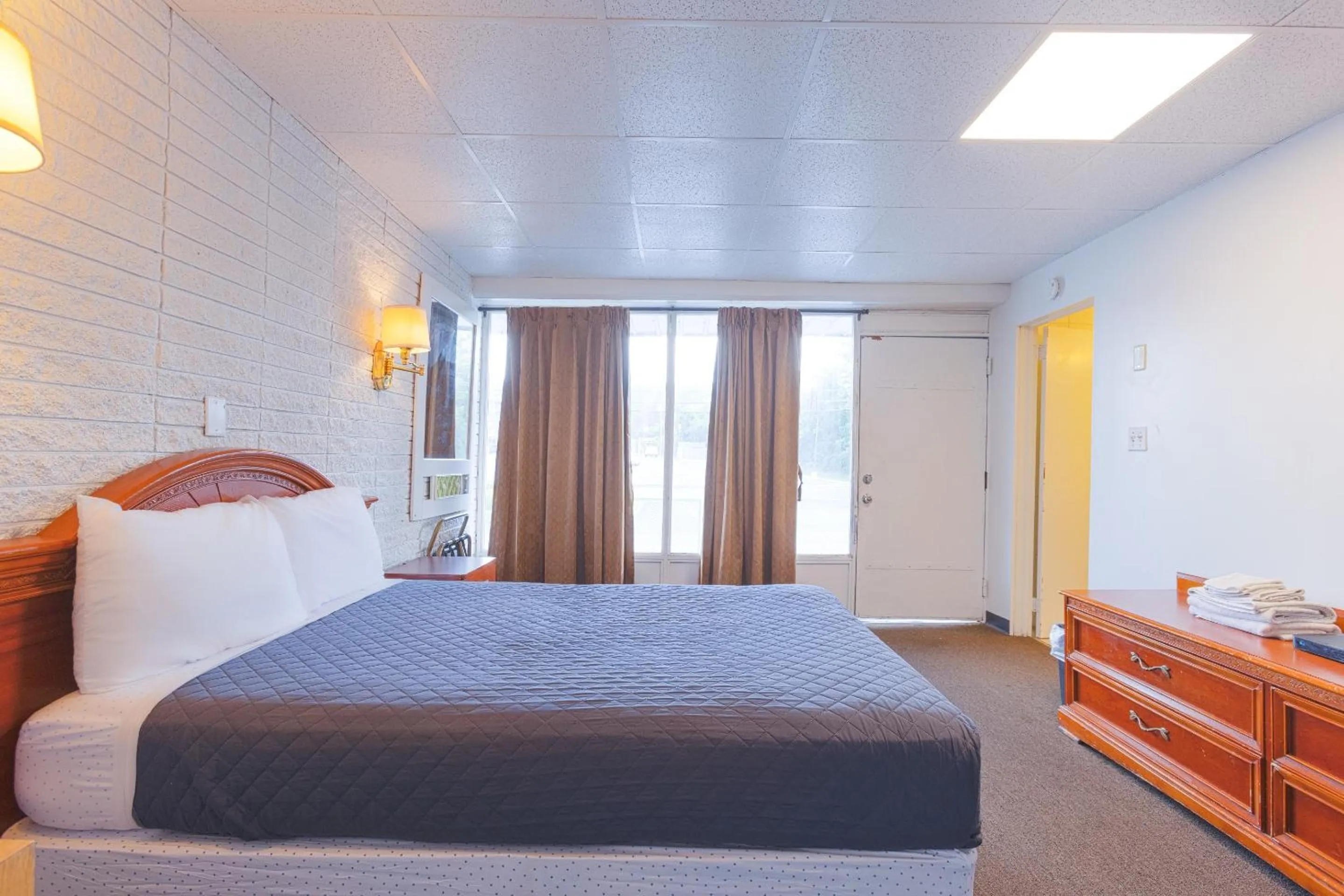 Bedroom, Bed in Sonrise Inn Lincoln Hwy By OYO