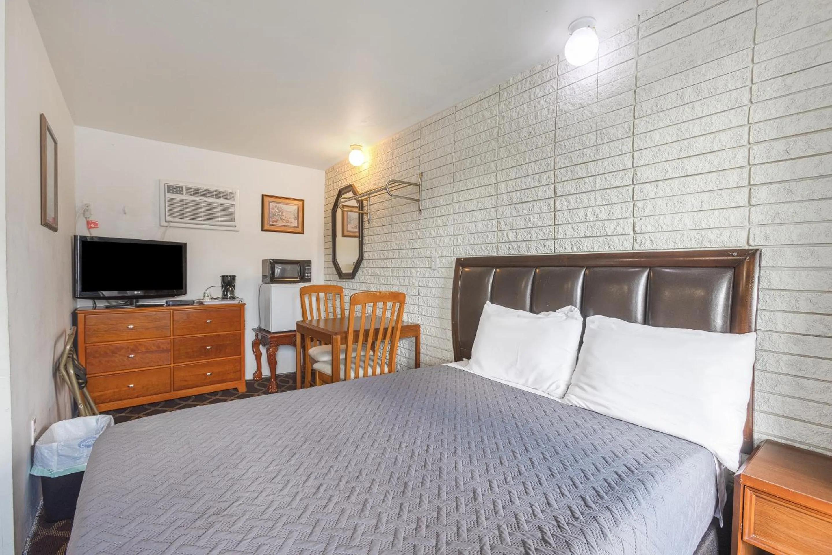 Bedroom, Bed in Sonrise Inn Lincoln Hwy By OYO