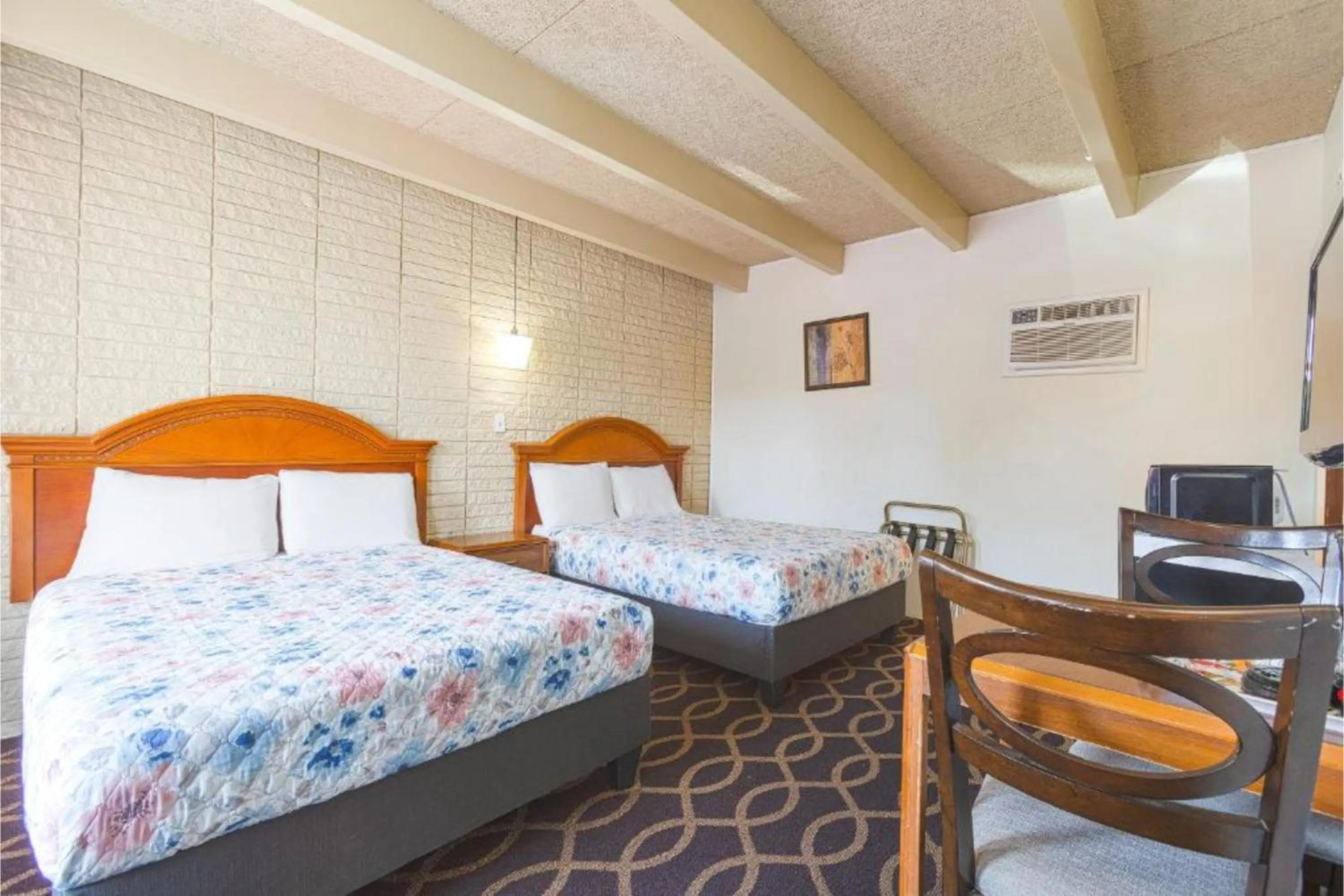 Bedroom, Bed in Sonrise Inn Lincoln Hwy By OYO