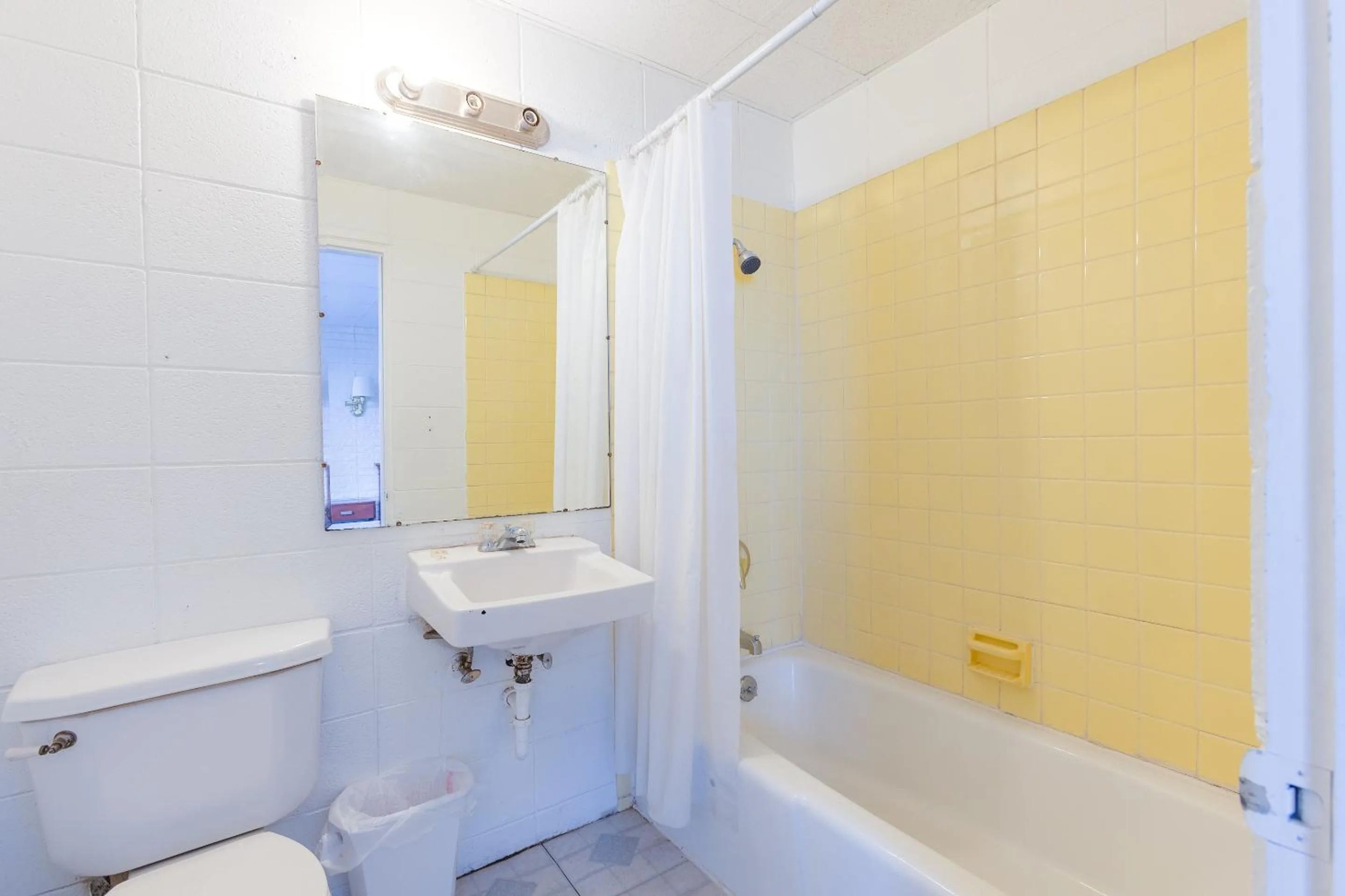 Bathroom in Sonrise Inn Lincoln Hwy By OYO