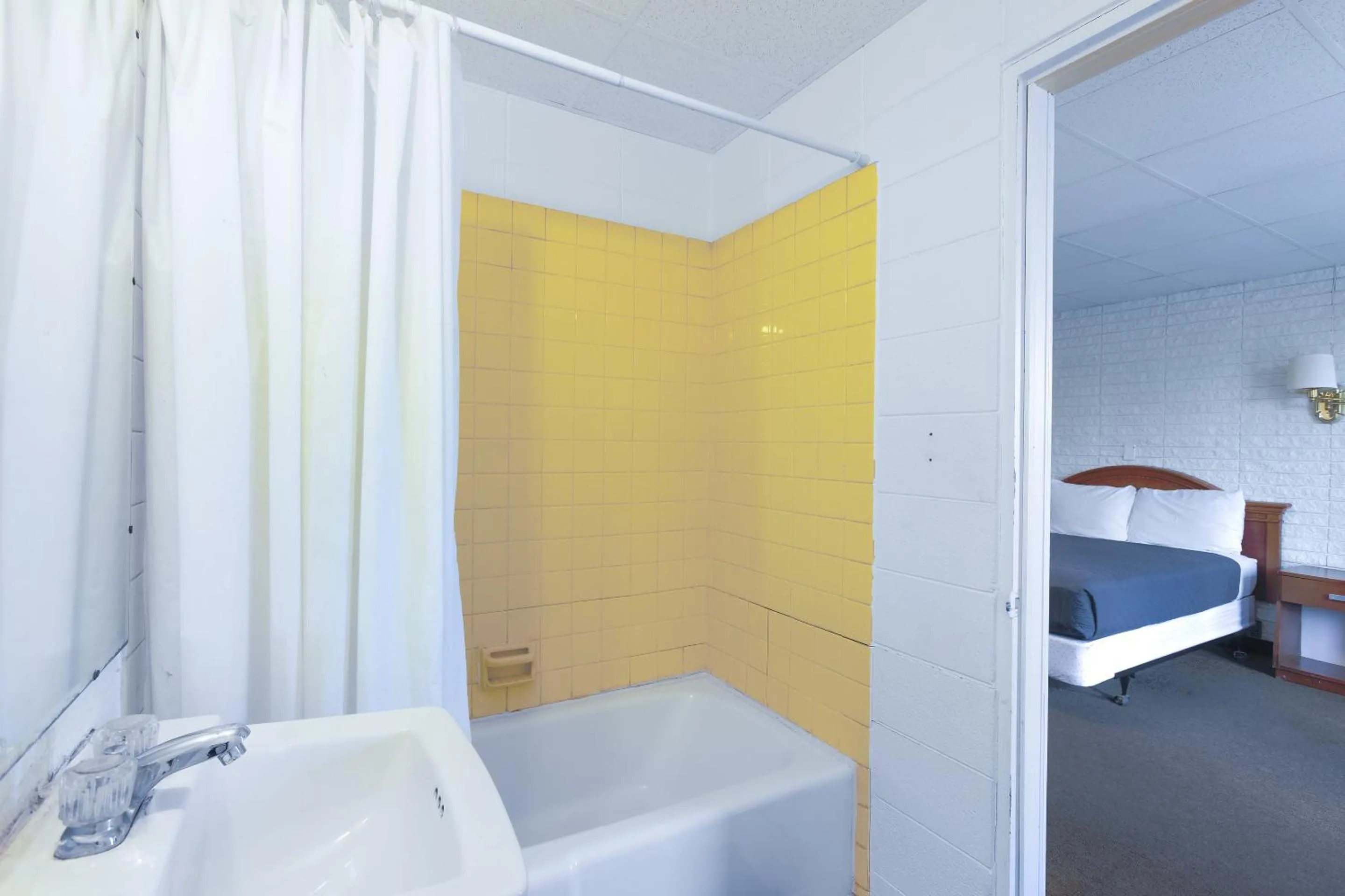 Bathroom, Bed in Sonrise Inn Lincoln Hwy By OYO