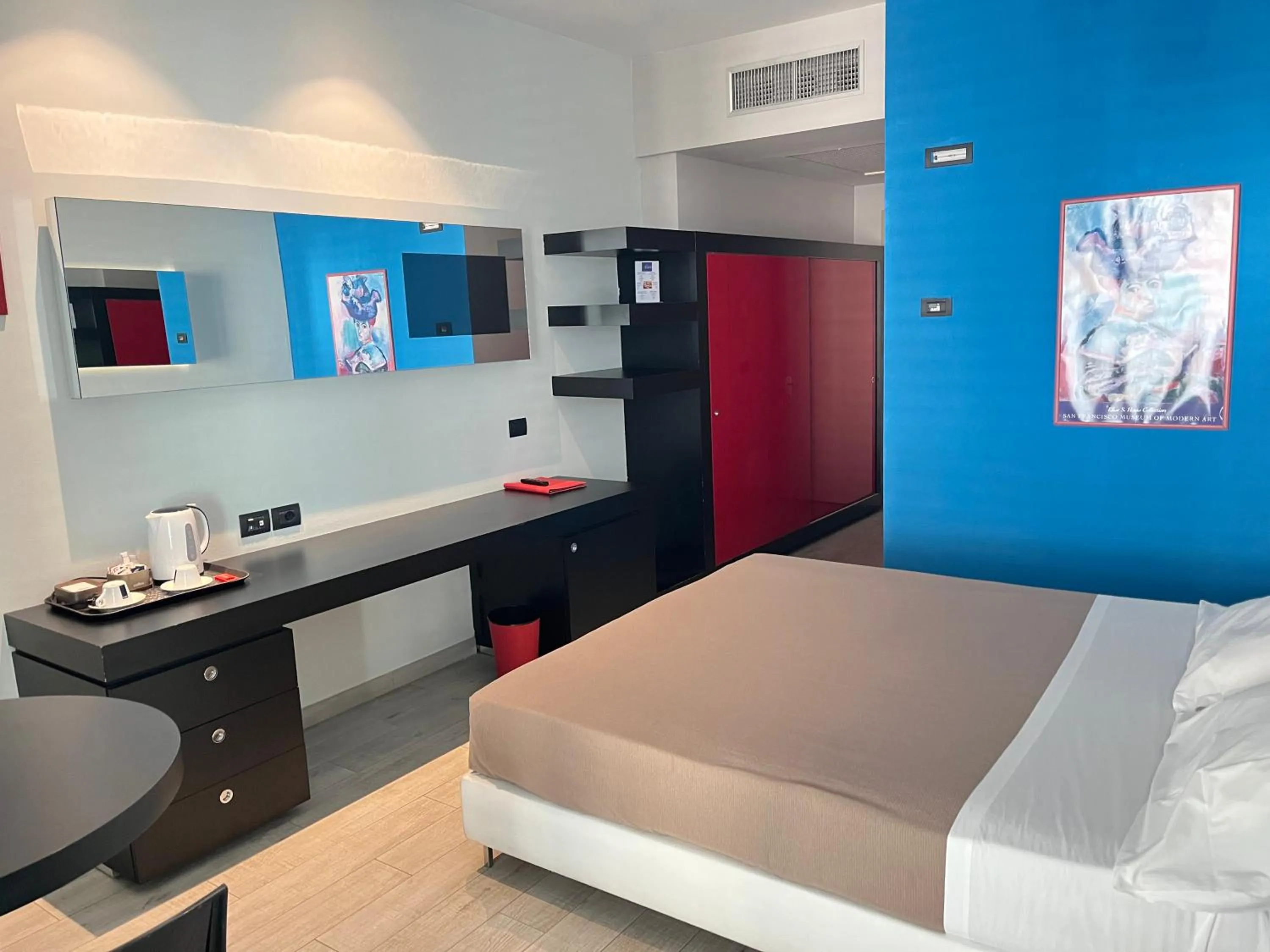 Bedroom, Bed in Blue Shades Hotel