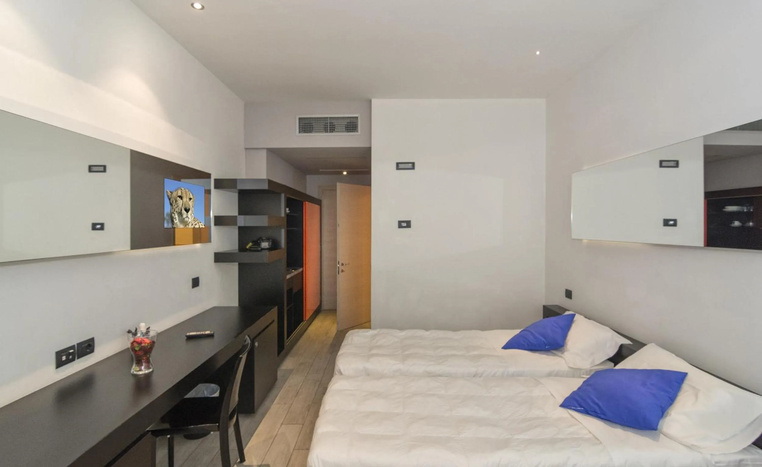 Bedroom, Bed in Blue Shades Hotel