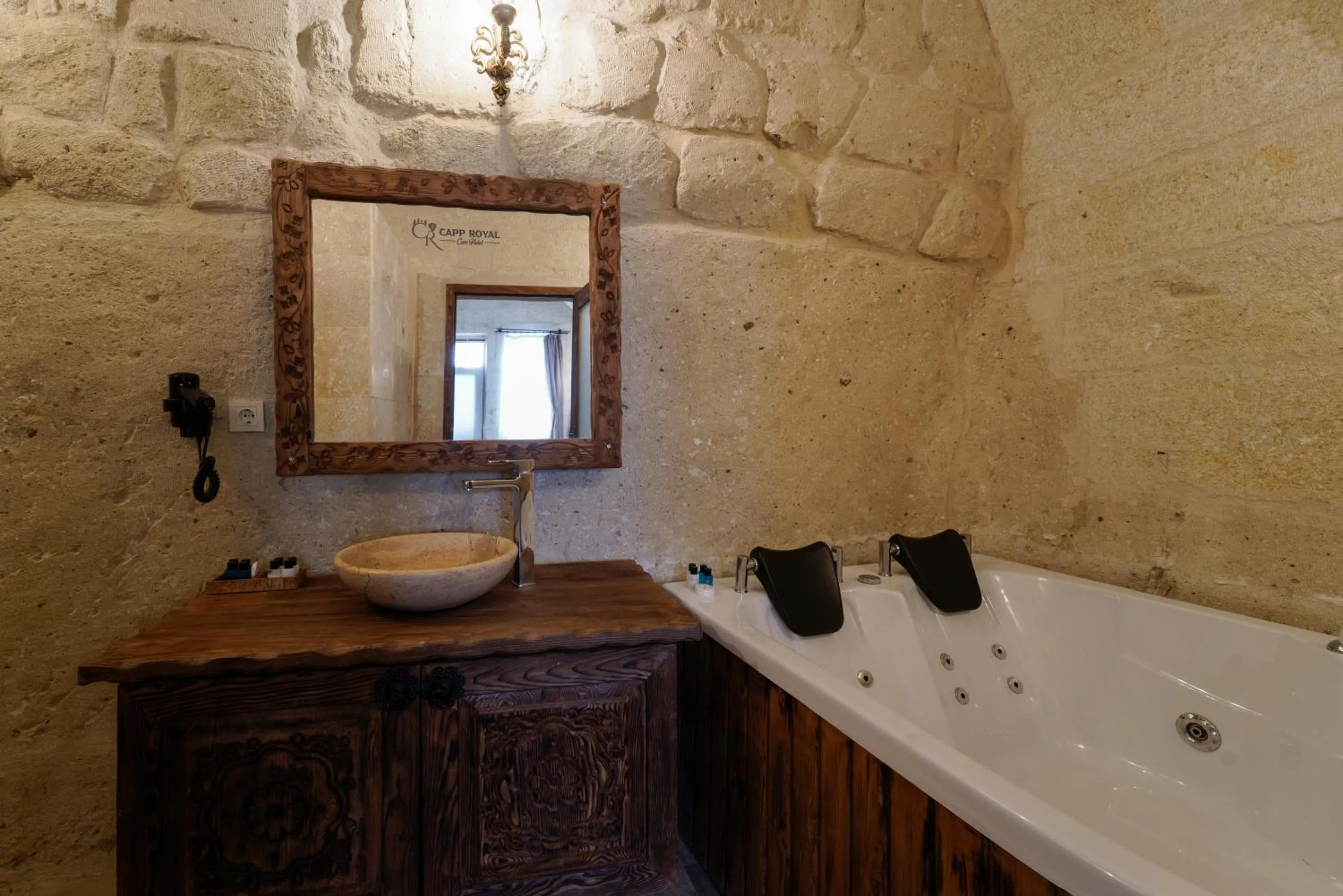 Hot Tub in Capp Royal Cave HOTEL