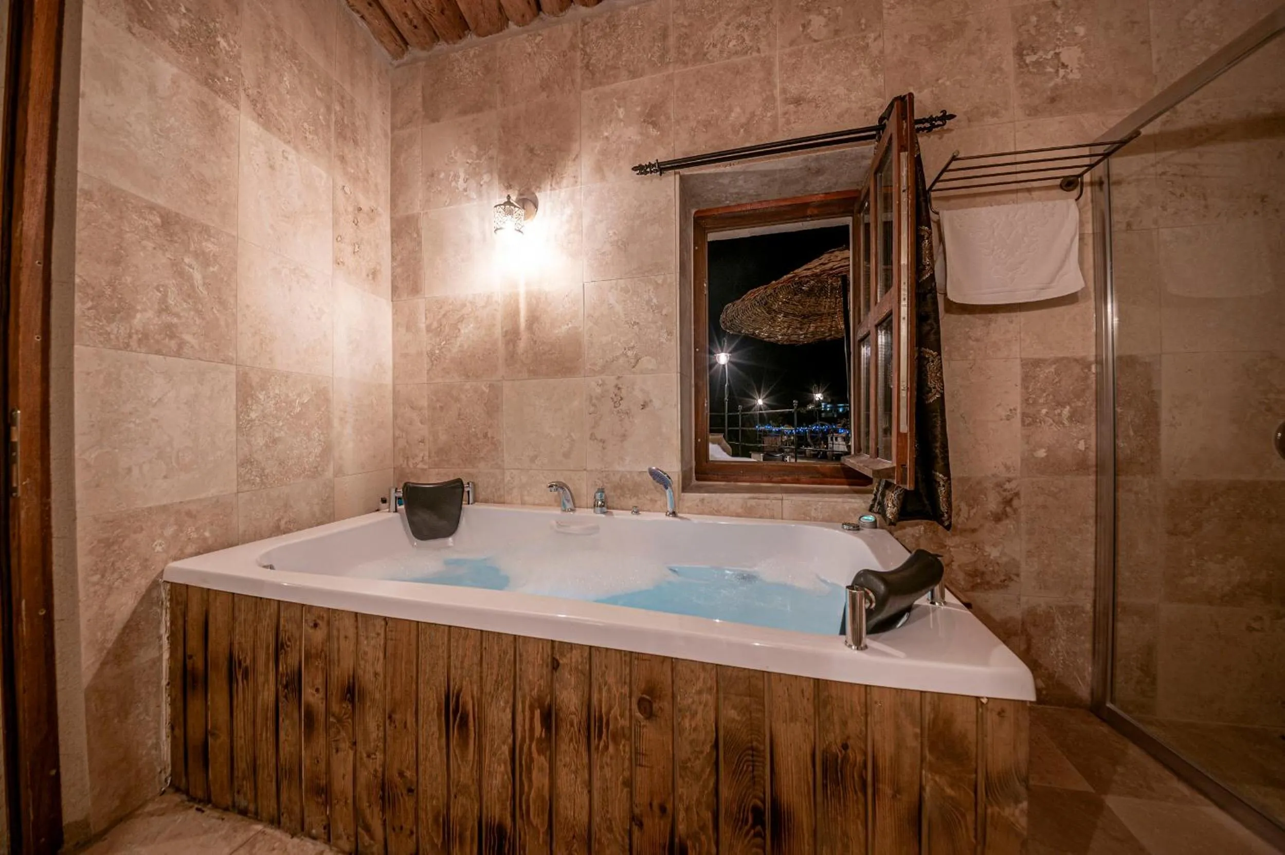 Hot Tub in Capp Royal Cave HOTEL