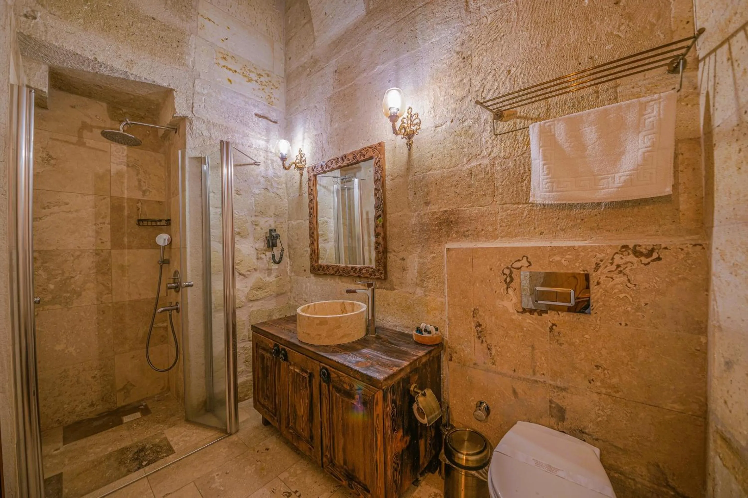 Bathroom in Capp Royal Cave HOTEL
