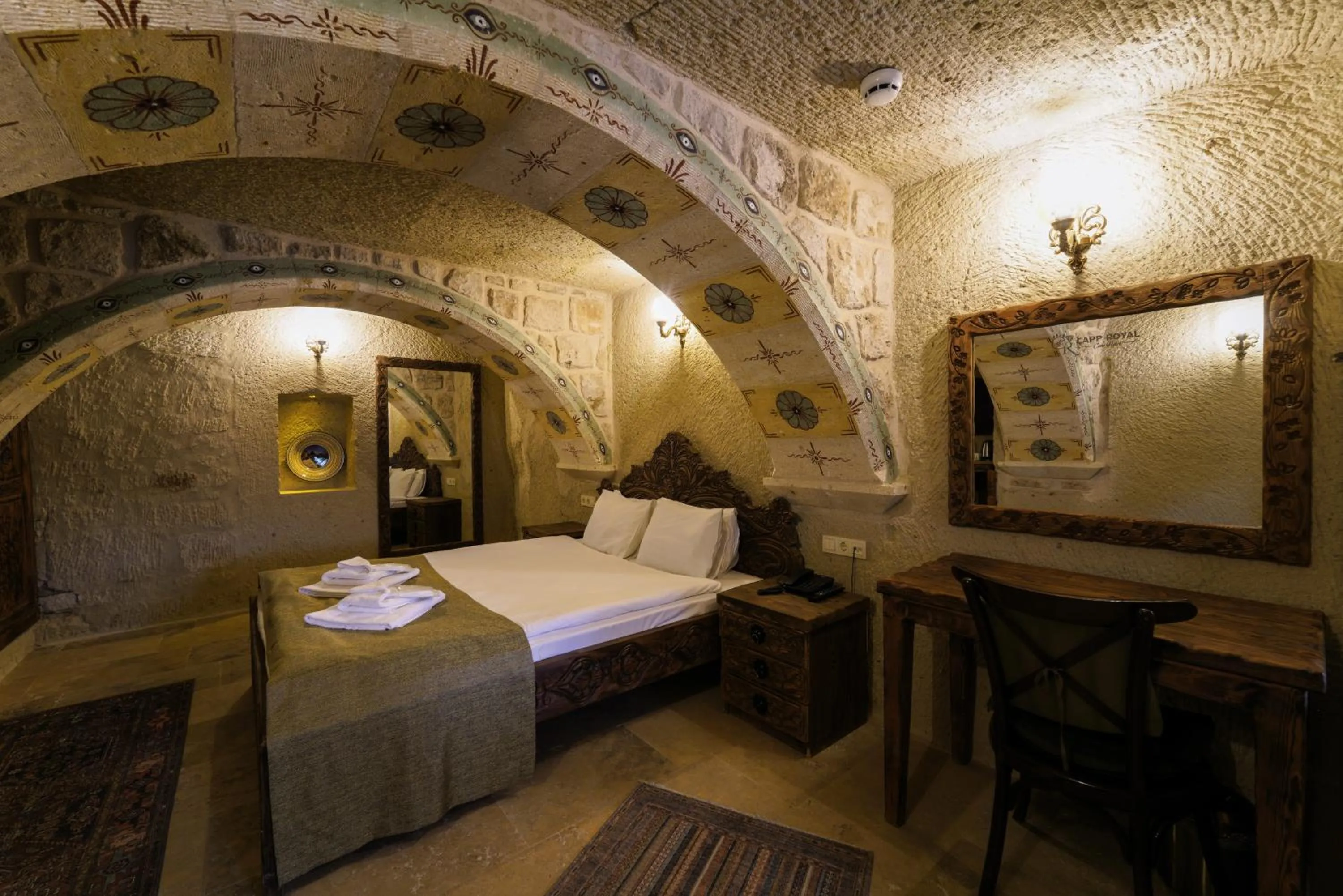 Bedroom, Bed in Capp Royal Cave HOTEL