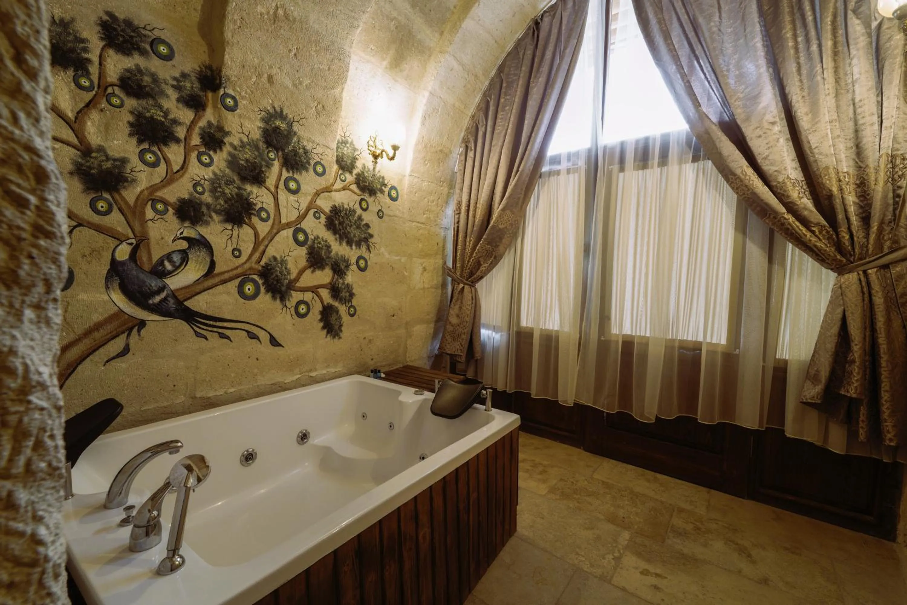 Hot Tub in Capp Royal Cave HOTEL