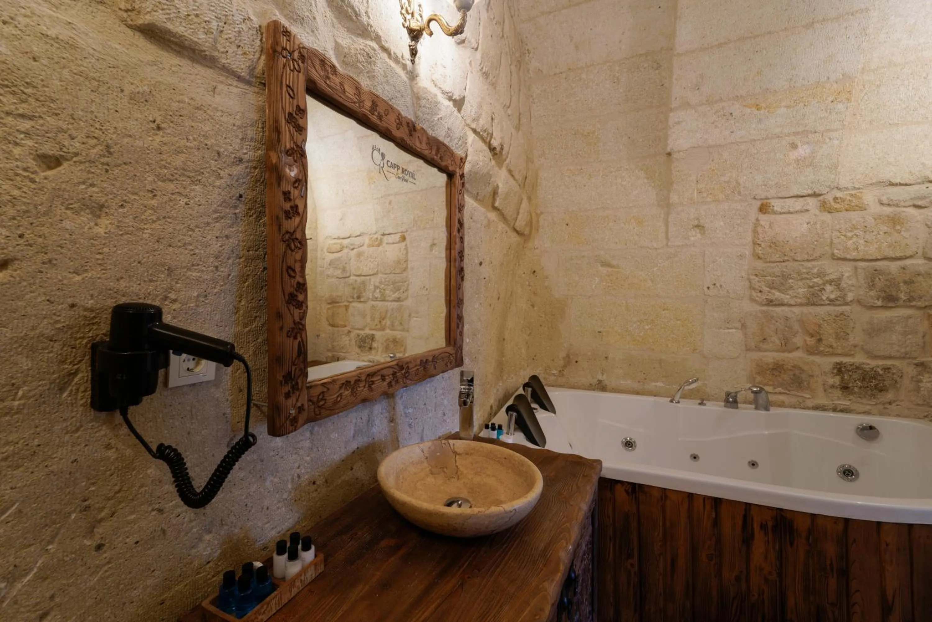 Hot Tub in Capp Royal Cave HOTEL