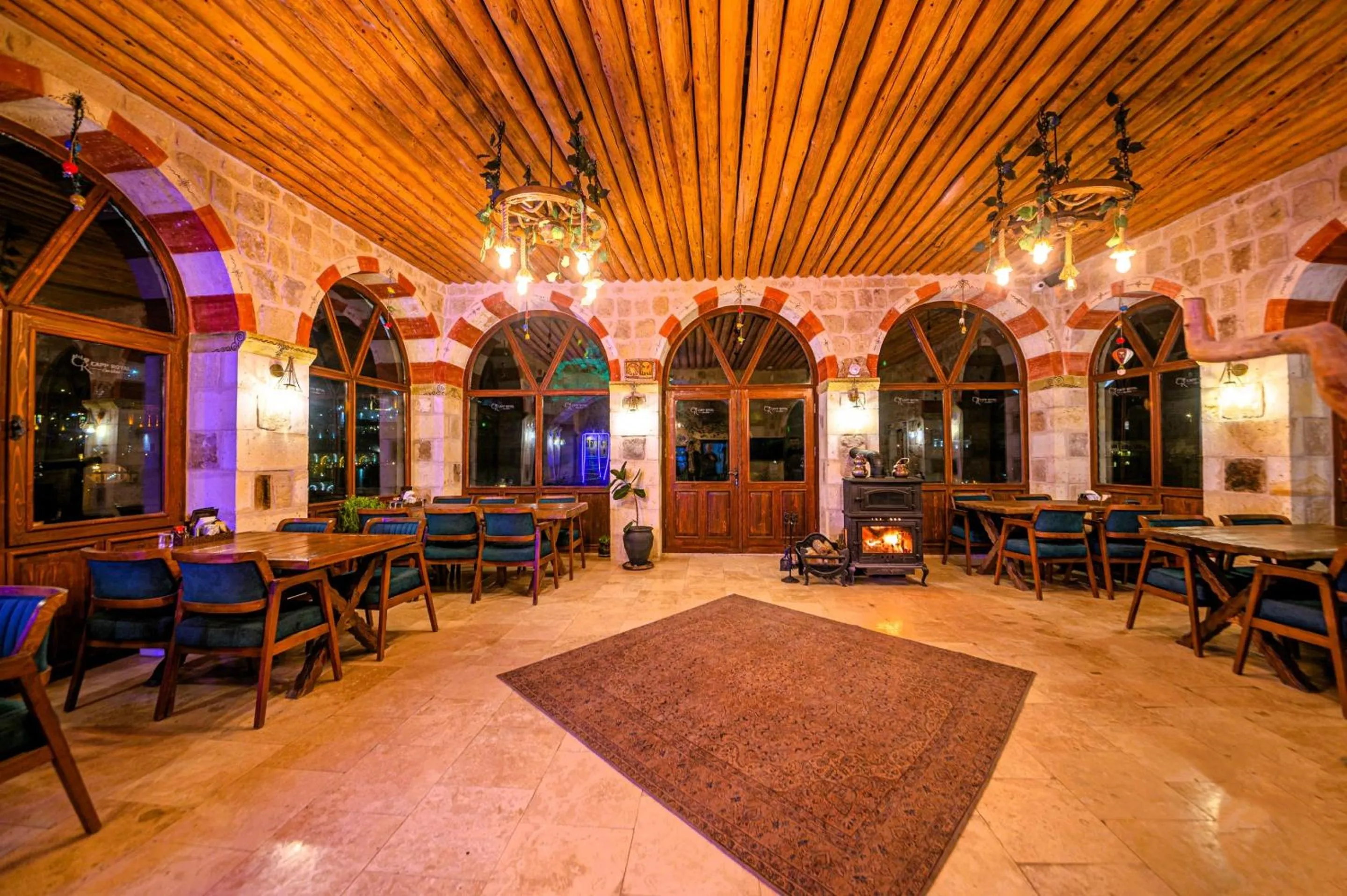 Restaurant/places to eat in Capp Royal Cave HOTEL