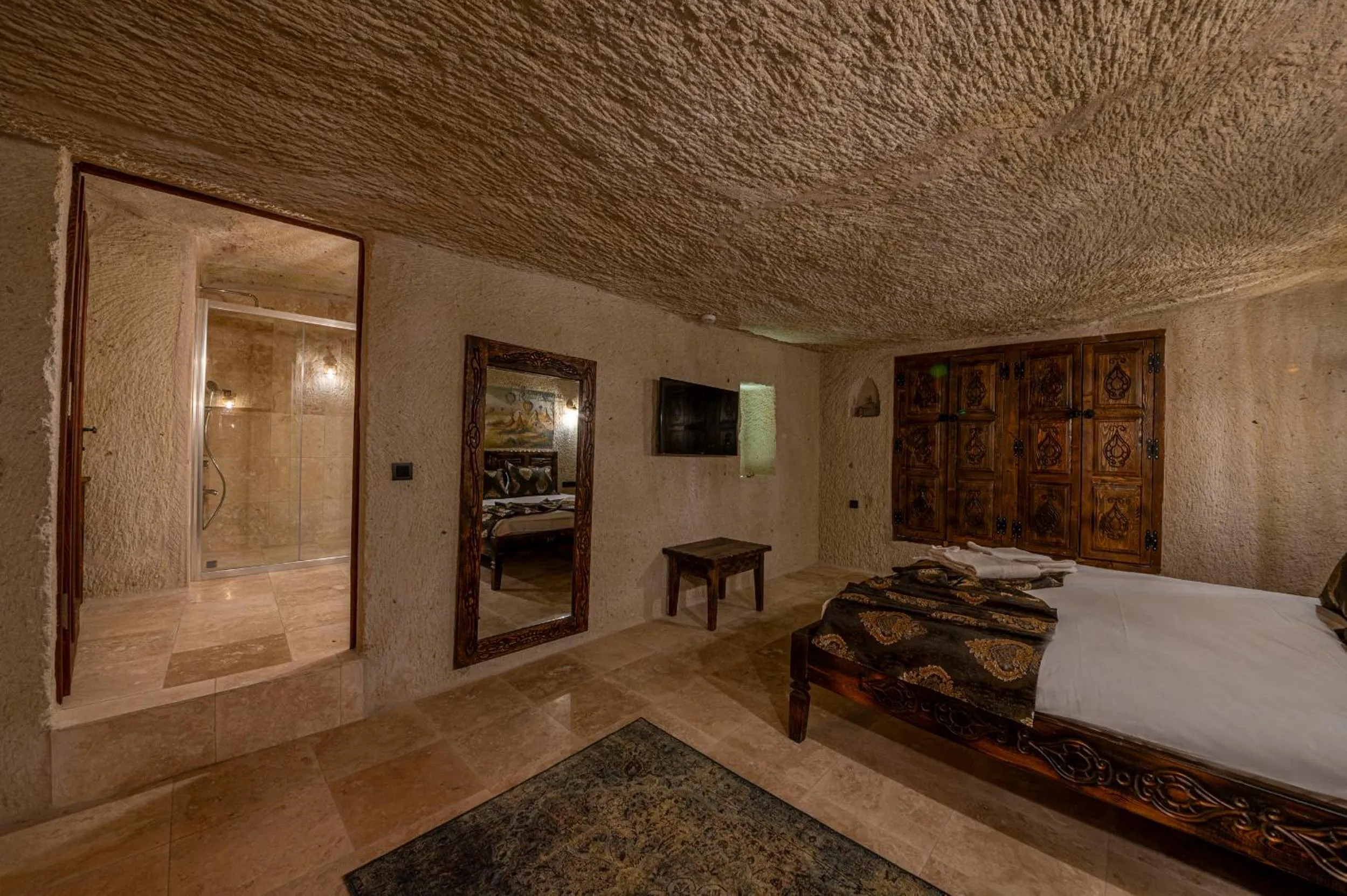 Bedroom, Bed in Capp Royal Cave HOTEL