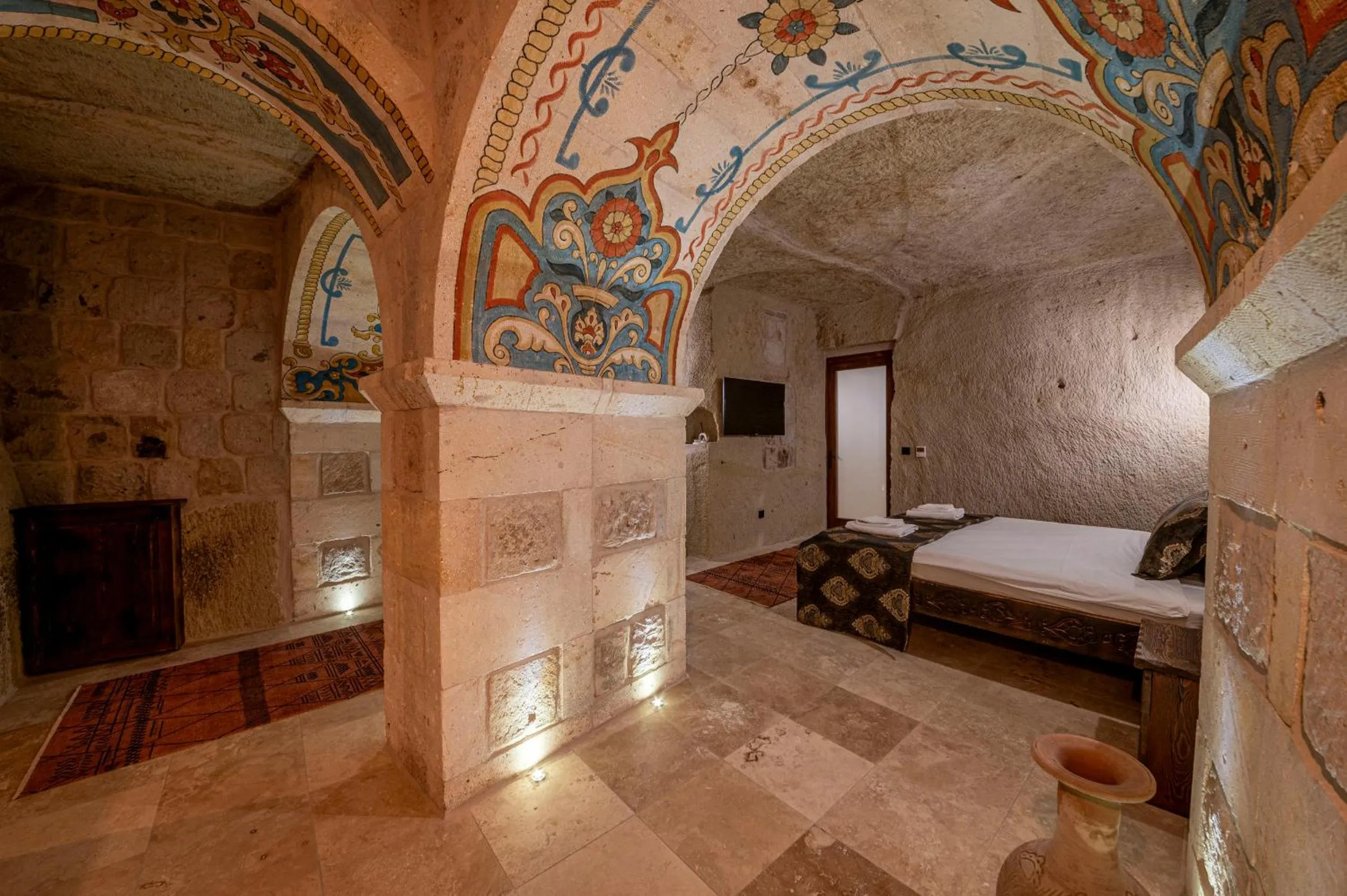 Ski School, Bed in Capp Royal Cave HOTEL