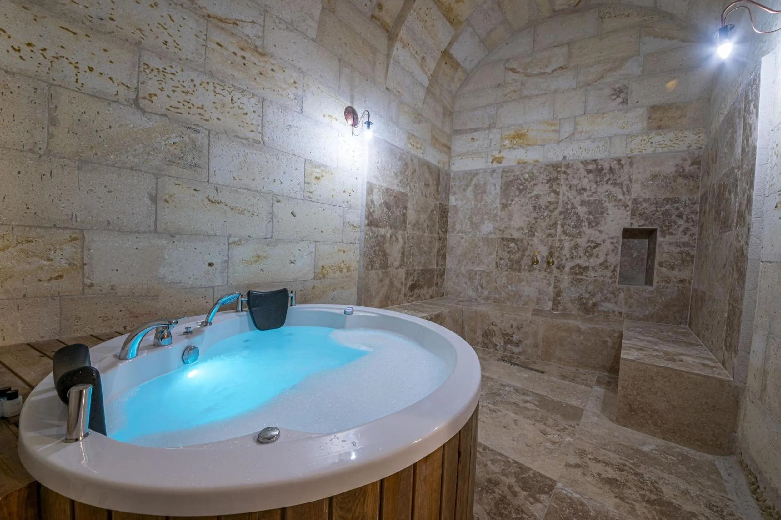 Hot Tub in Capp Royal Cave HOTEL