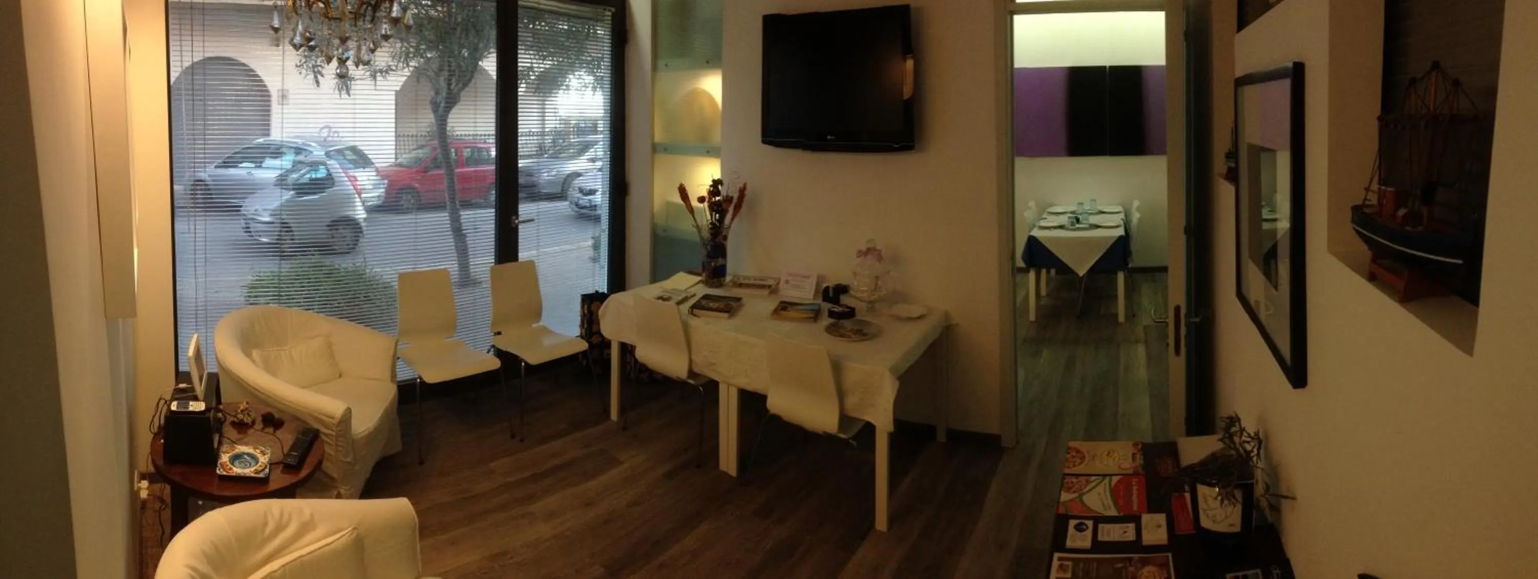 Communal lounge/ TV room in Mare Nostrum Petit Hôtel