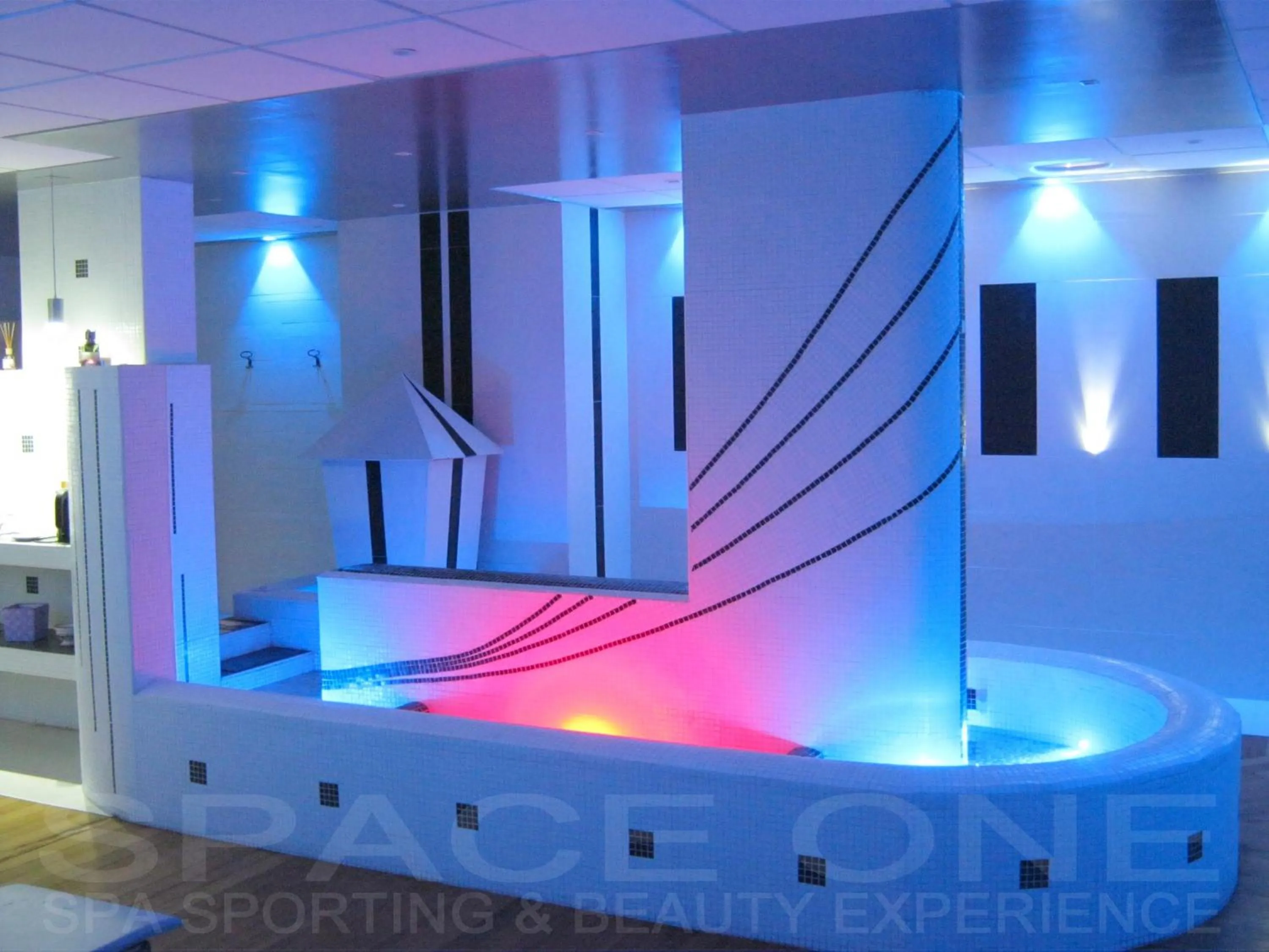 Spa and wellness centre/facilities, TV/Entertainment Center in Marina Palace Hotel & Congress Hall