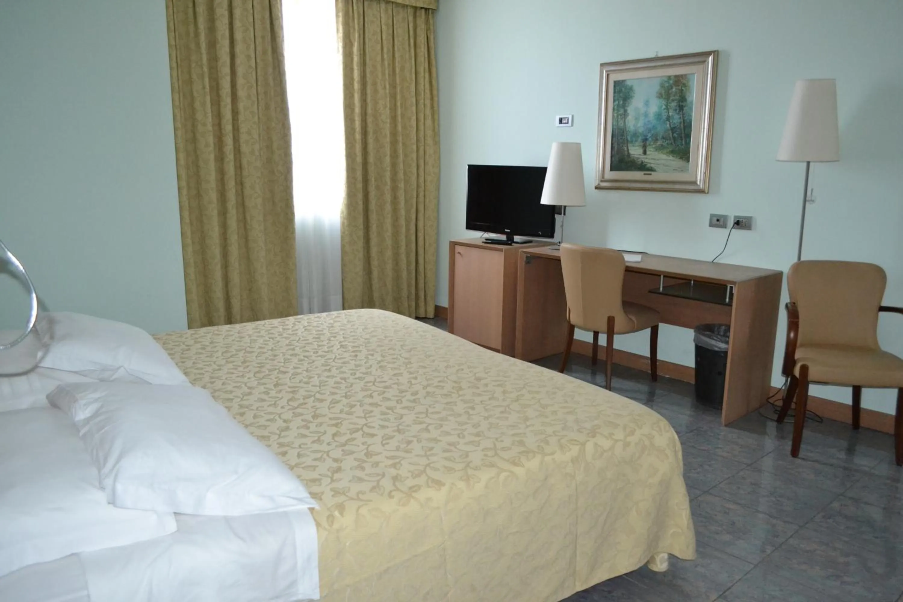 Bed, TV/Entertainment Center in Marina Palace Hotel & Congress Hall