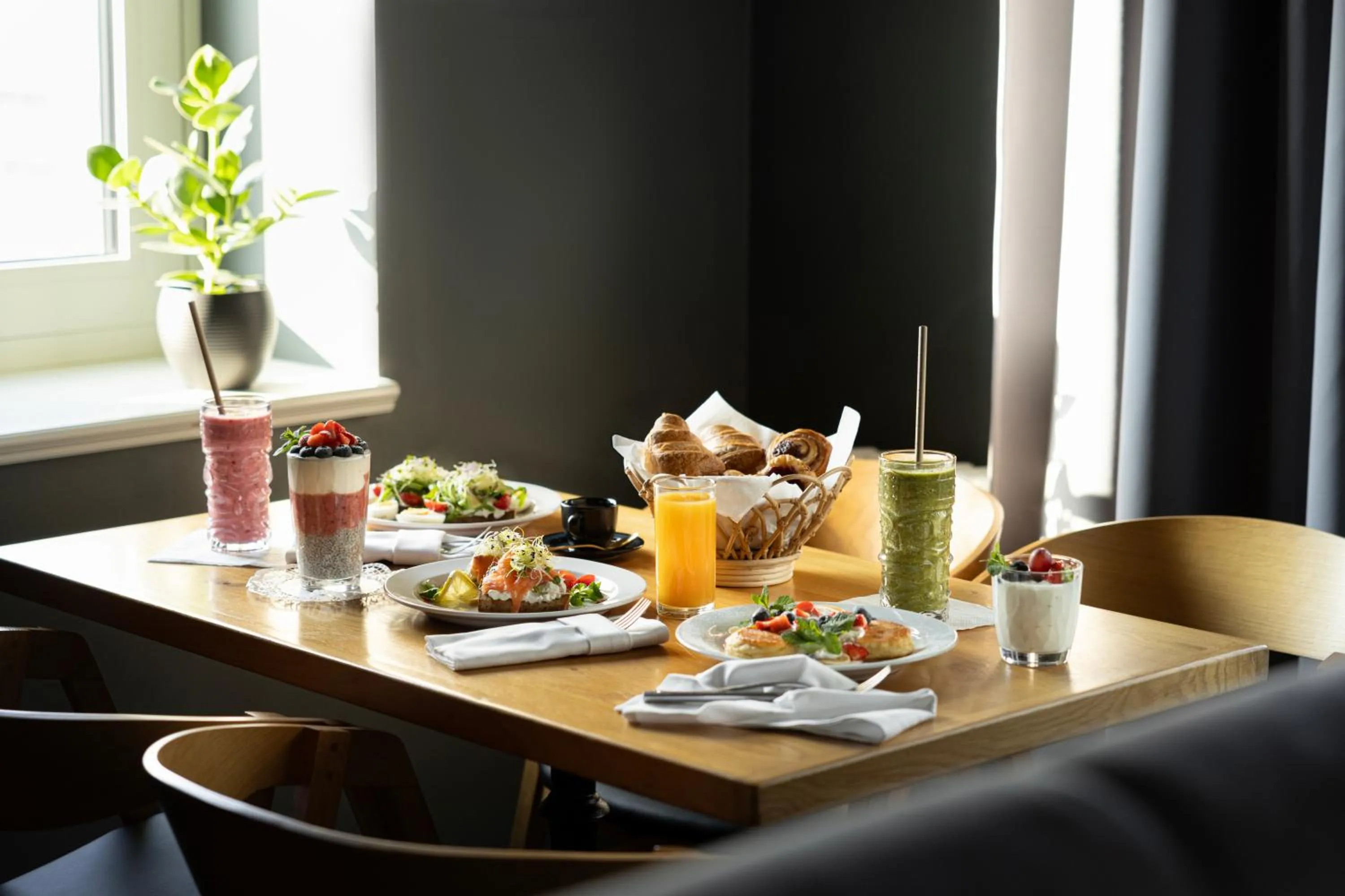 Breakfast in The Viaduct - Suites & More