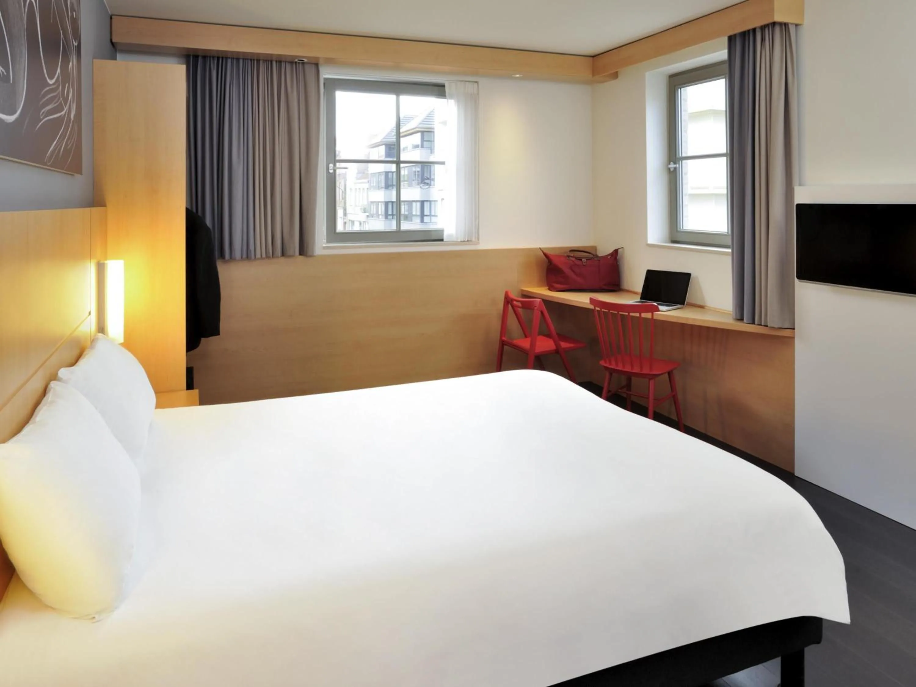 Bedroom, Bed in ibis De Panne