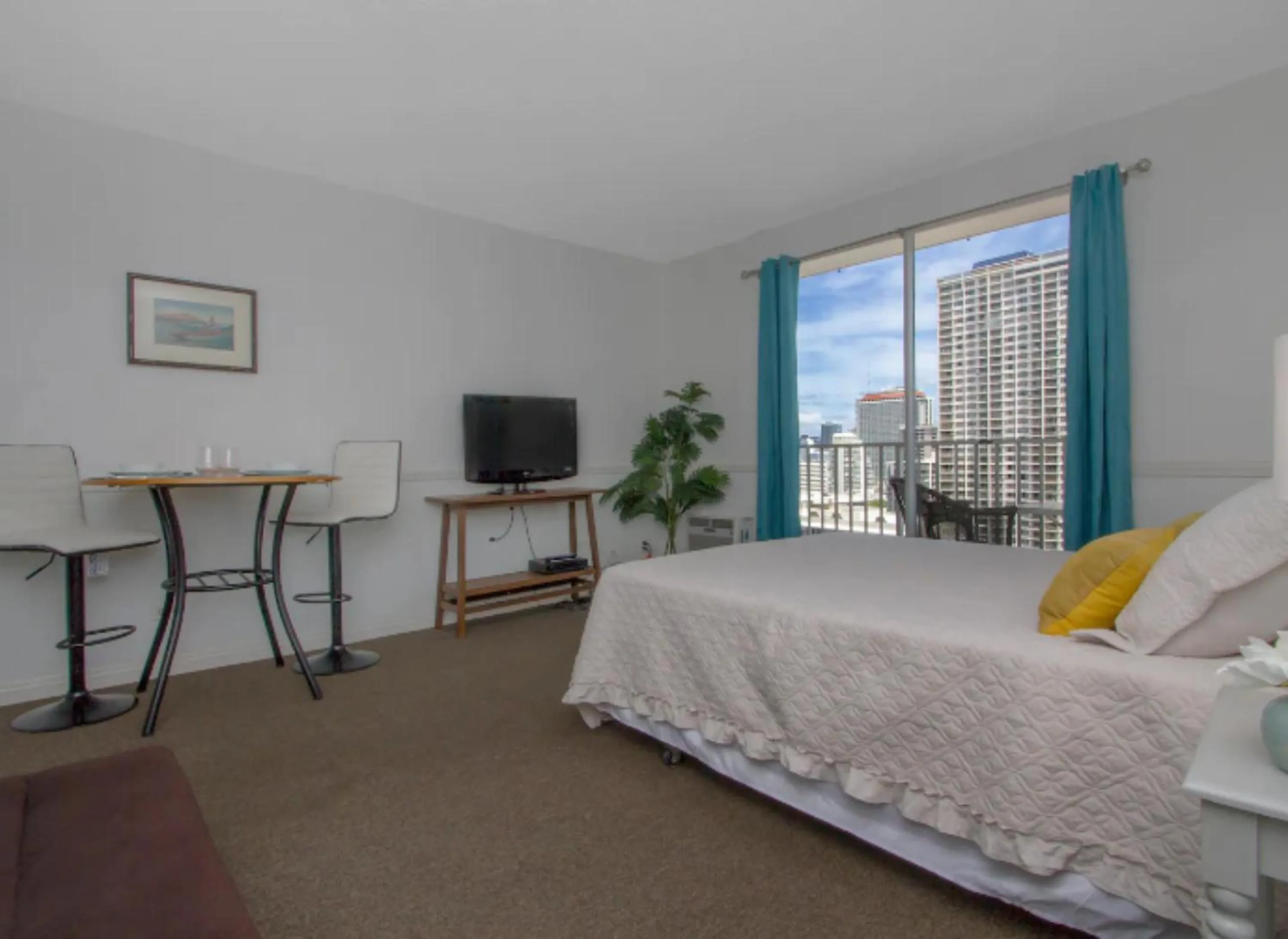 TV and multimedia, Bed in Vacation Apartment for Couples in Honolulu Hawaii