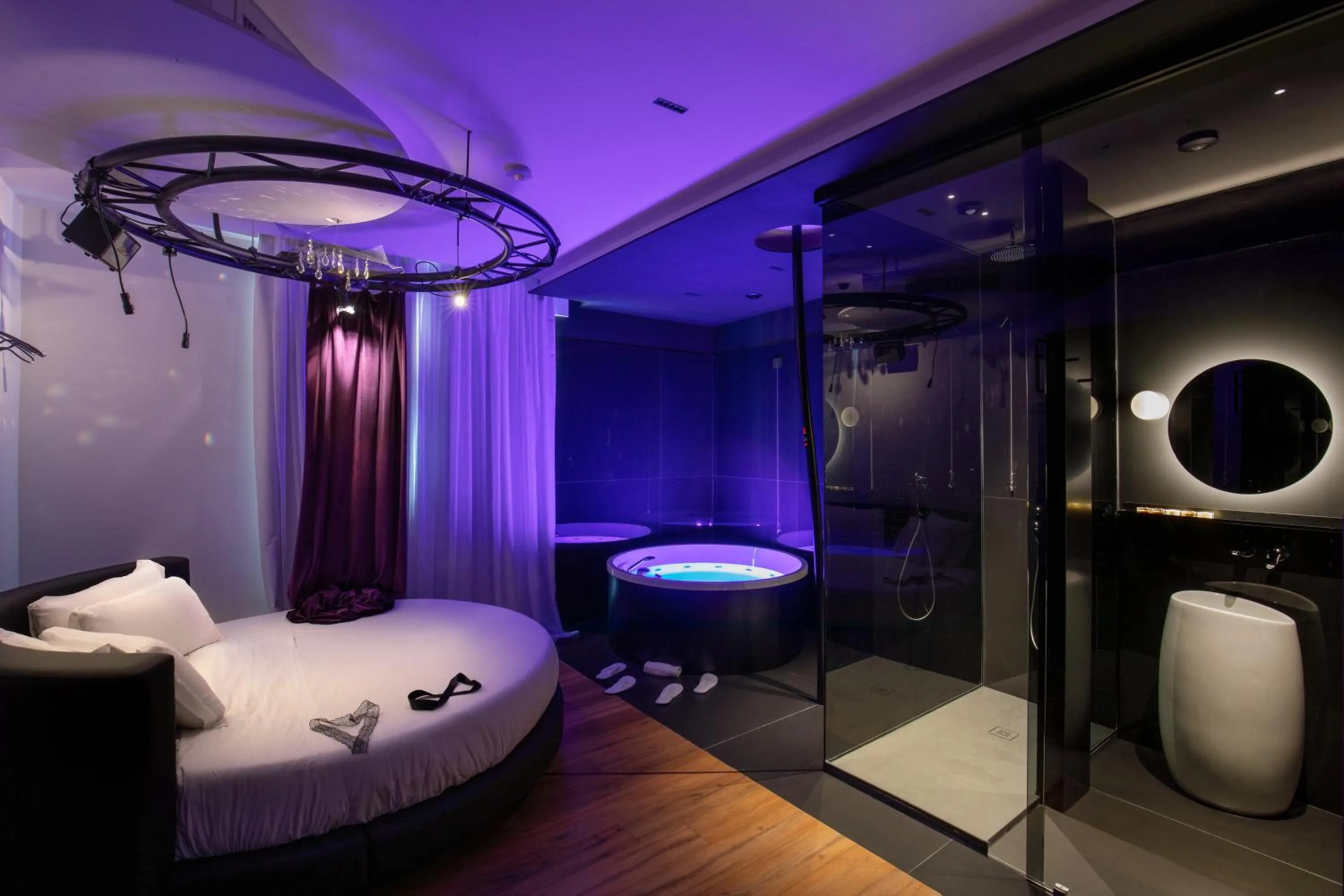 Hot Tub, Bed in SuiteSistina for Brave Lovers