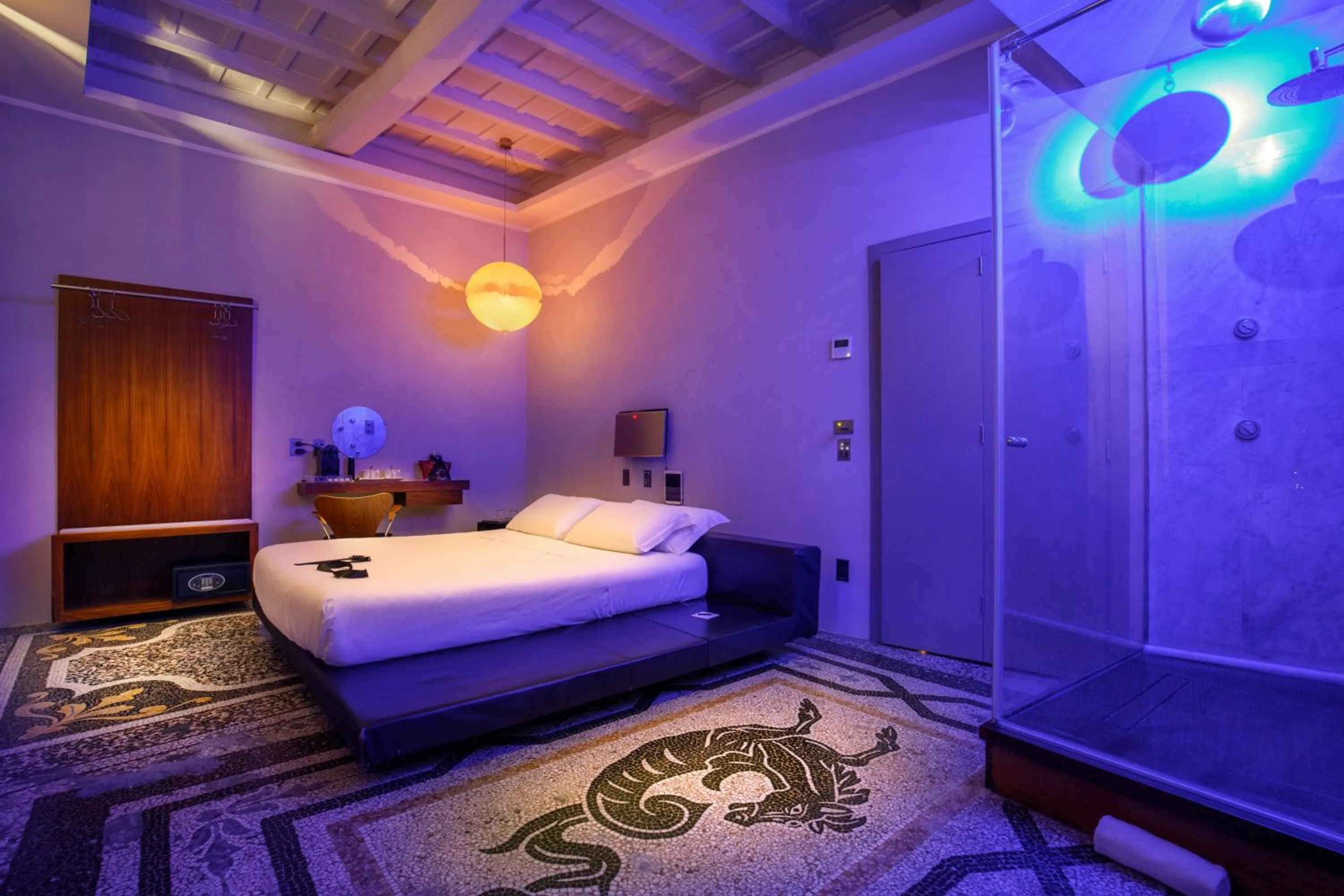 Shower, Bed in SuiteSistina for Brave Lovers