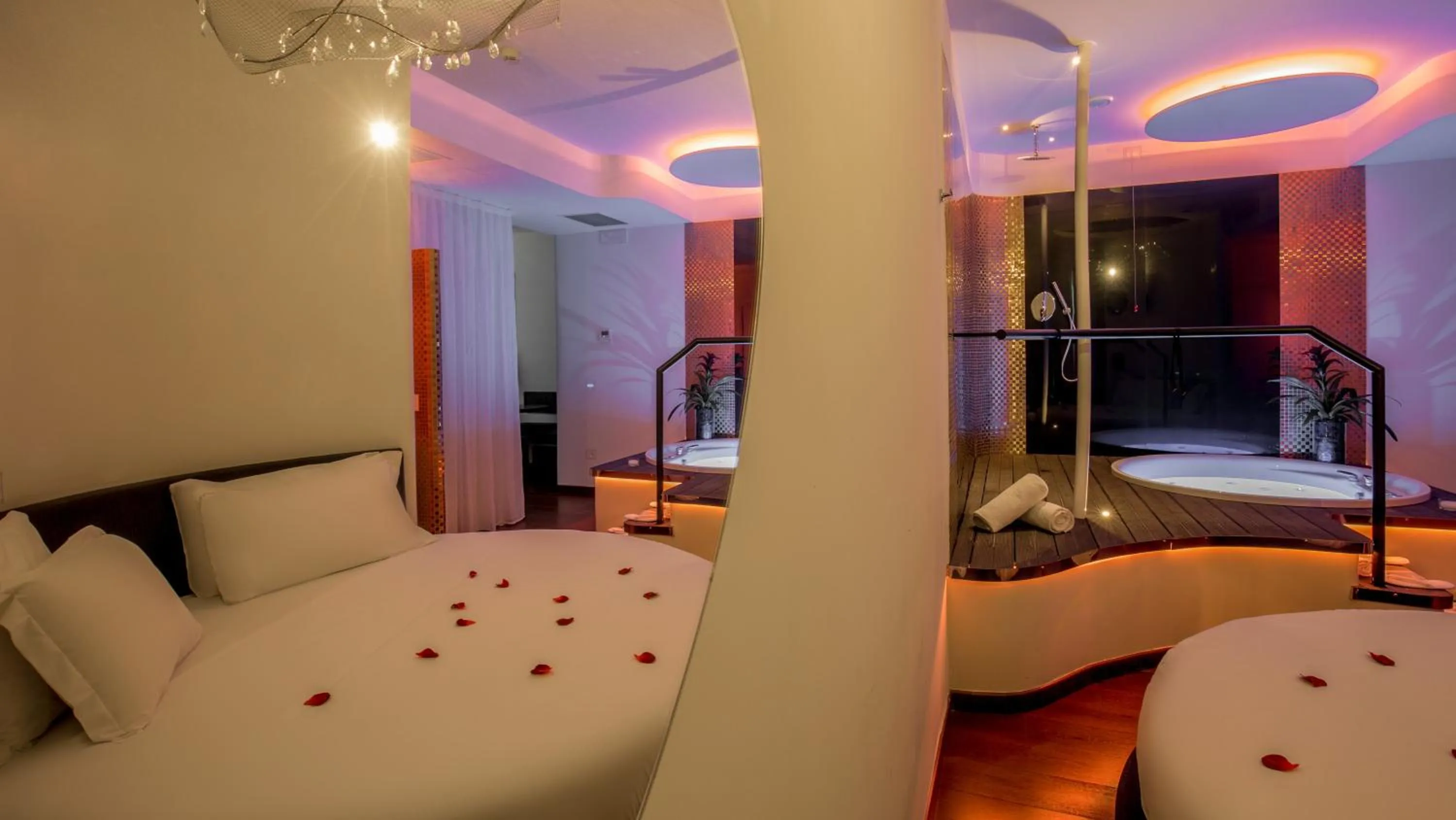 Bed in SuiteSistina for Brave Lovers