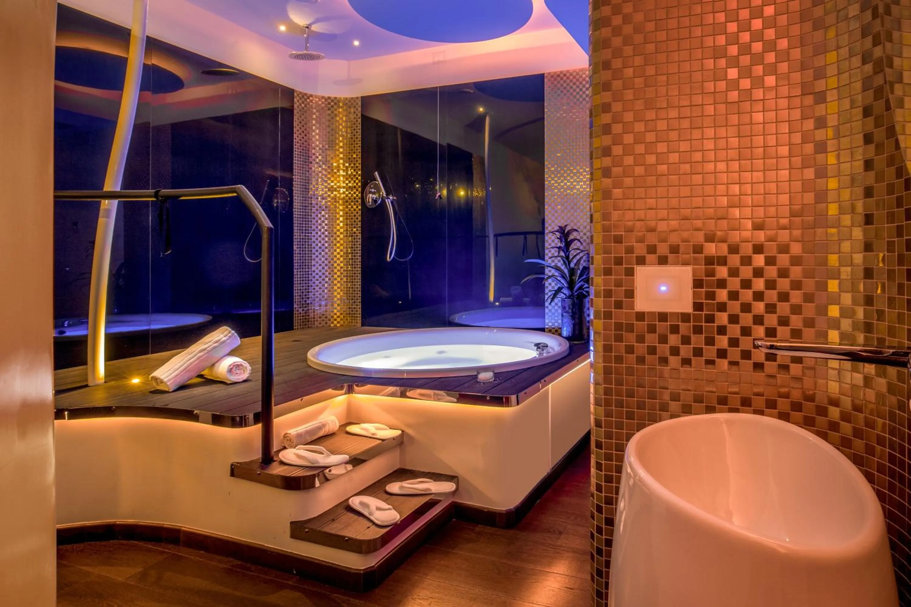 Hot Tub in SuiteSistina for Brave Lovers