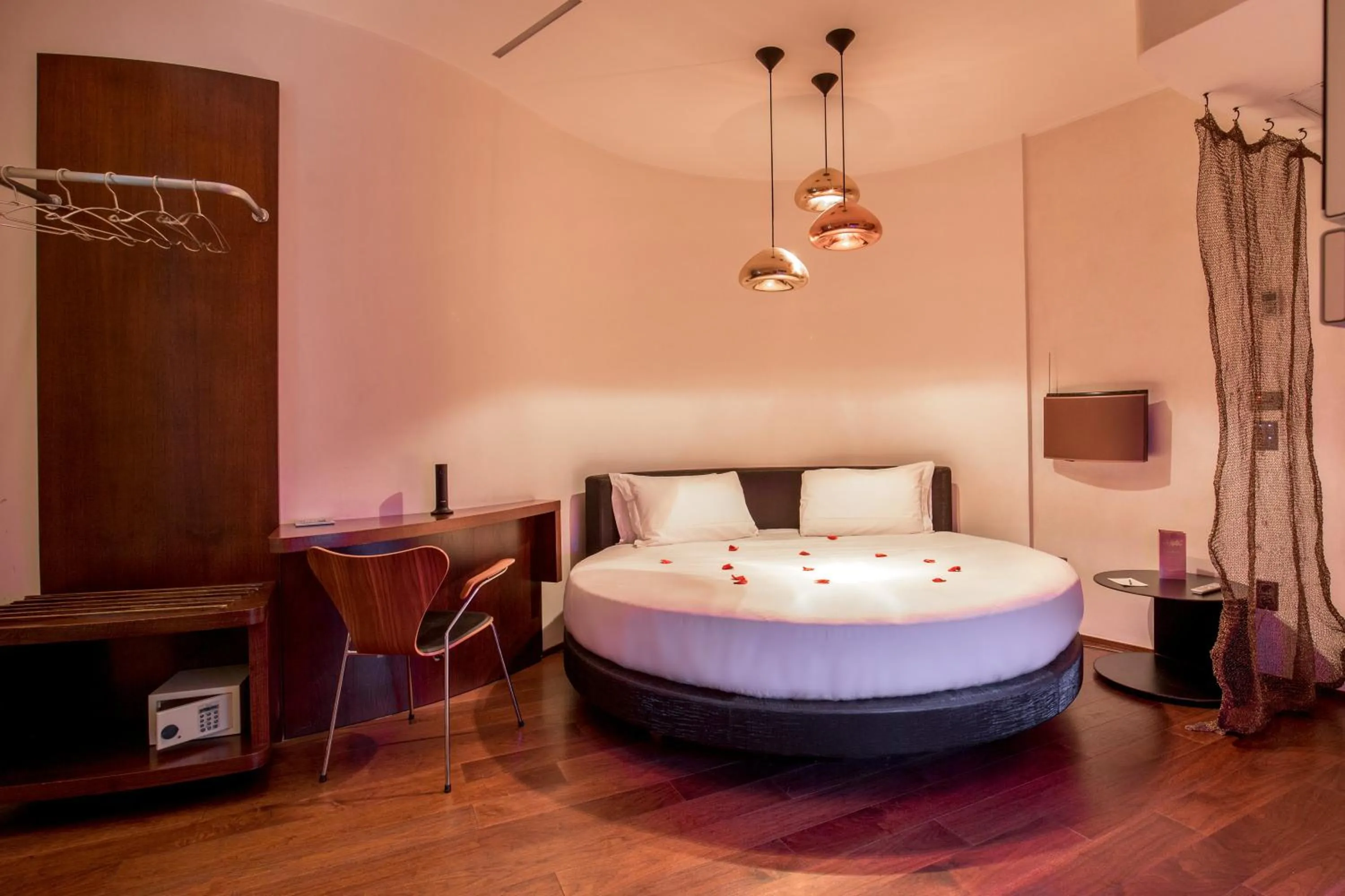 Hot Tub, Bed in SuiteSistina for Brave Lovers