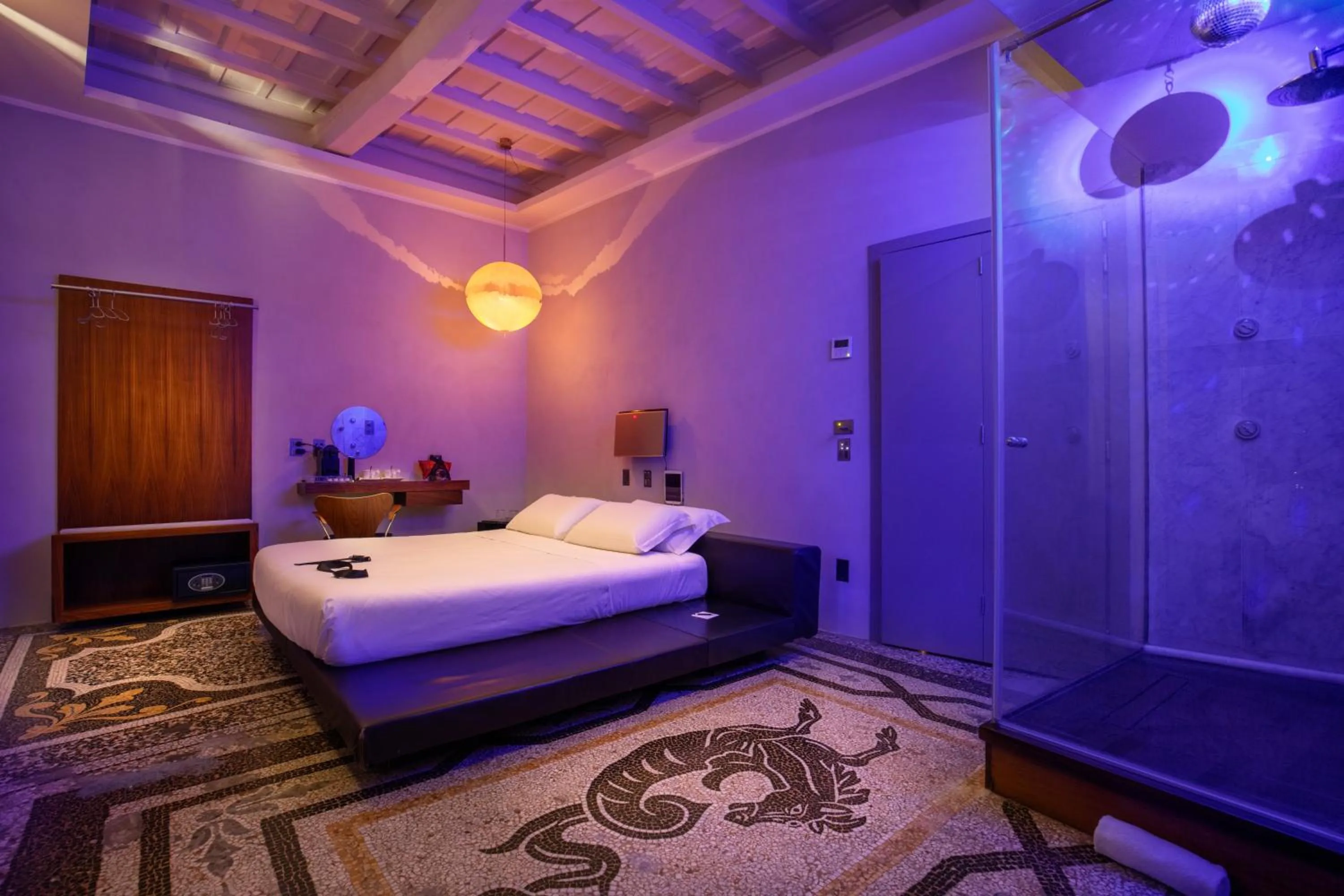 Bedroom, Bed in SuiteSistina for Brave Lovers