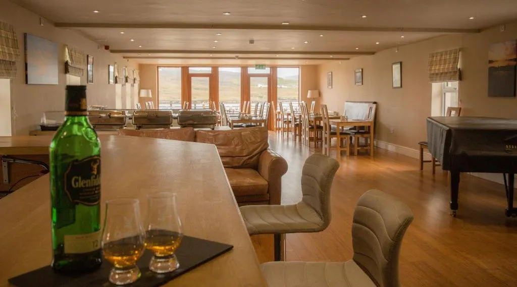 Restaurant/places to eat in Redwood House