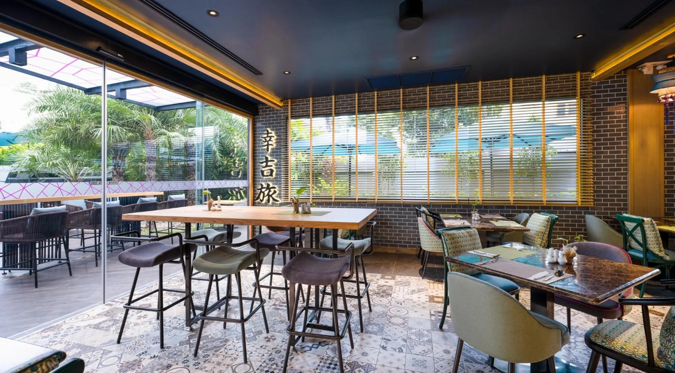 Restaurant/places to eat in GLOW Mira Karon Beach