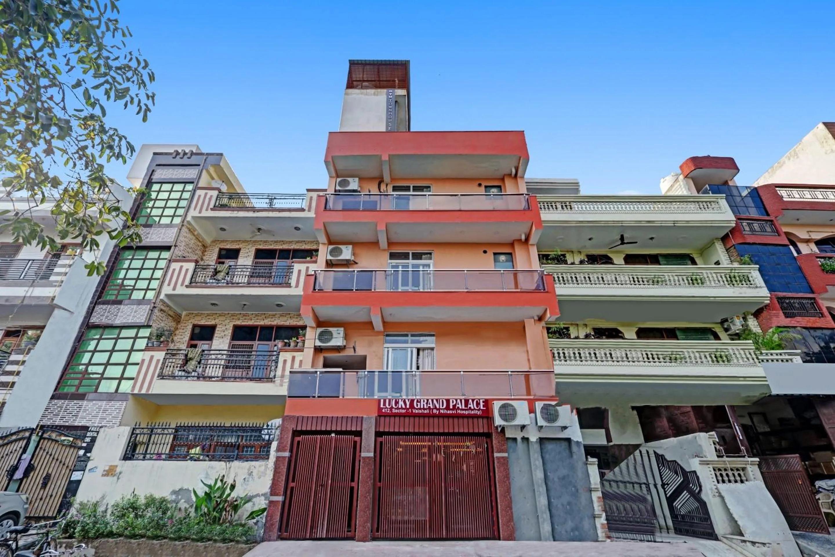 Facade/entrance in Super Townhouse Lucky Grand Palace