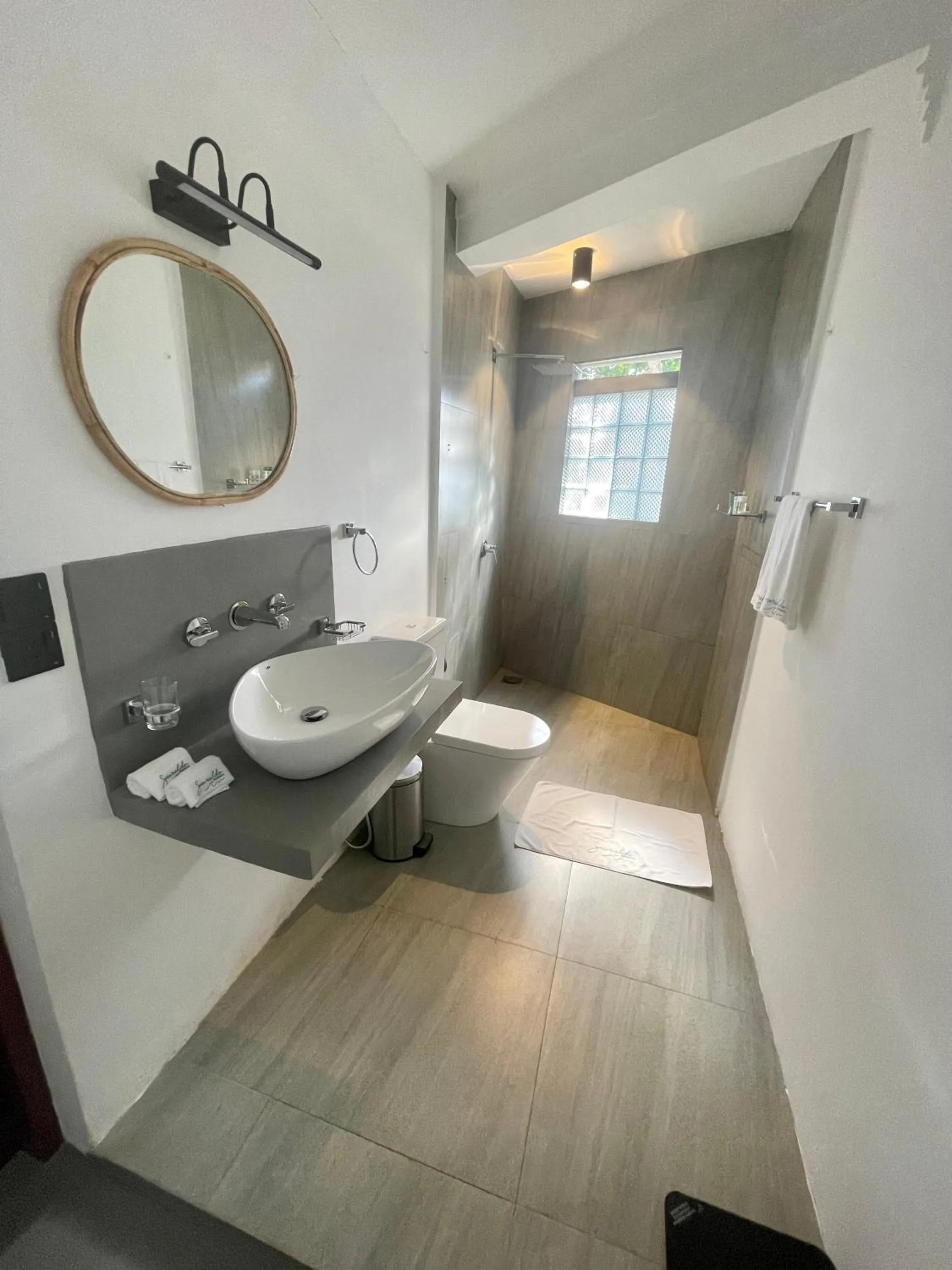 Shower in Smeralda Resorts Dikwella