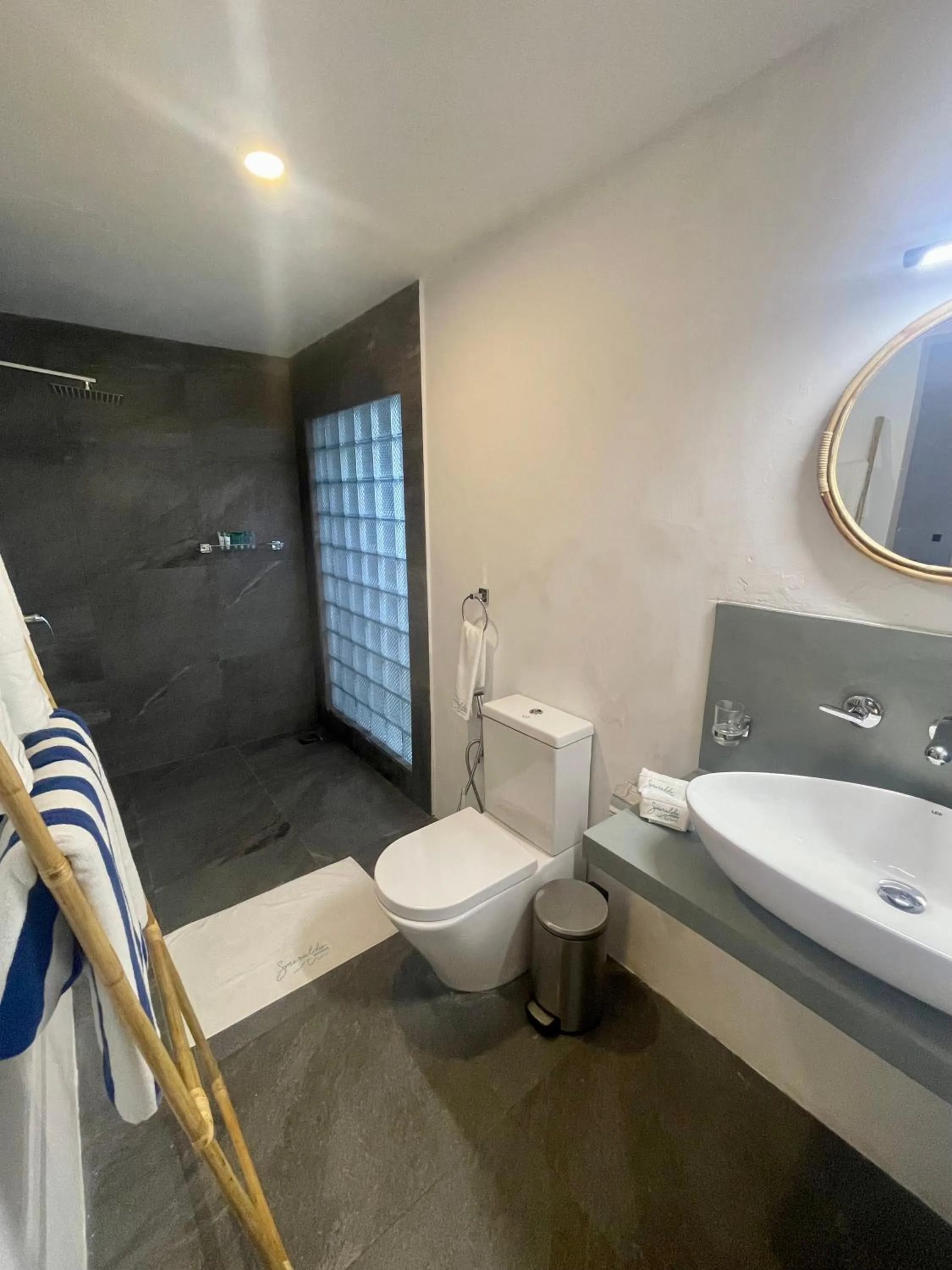 Shower in Smeralda Resorts Dikwella