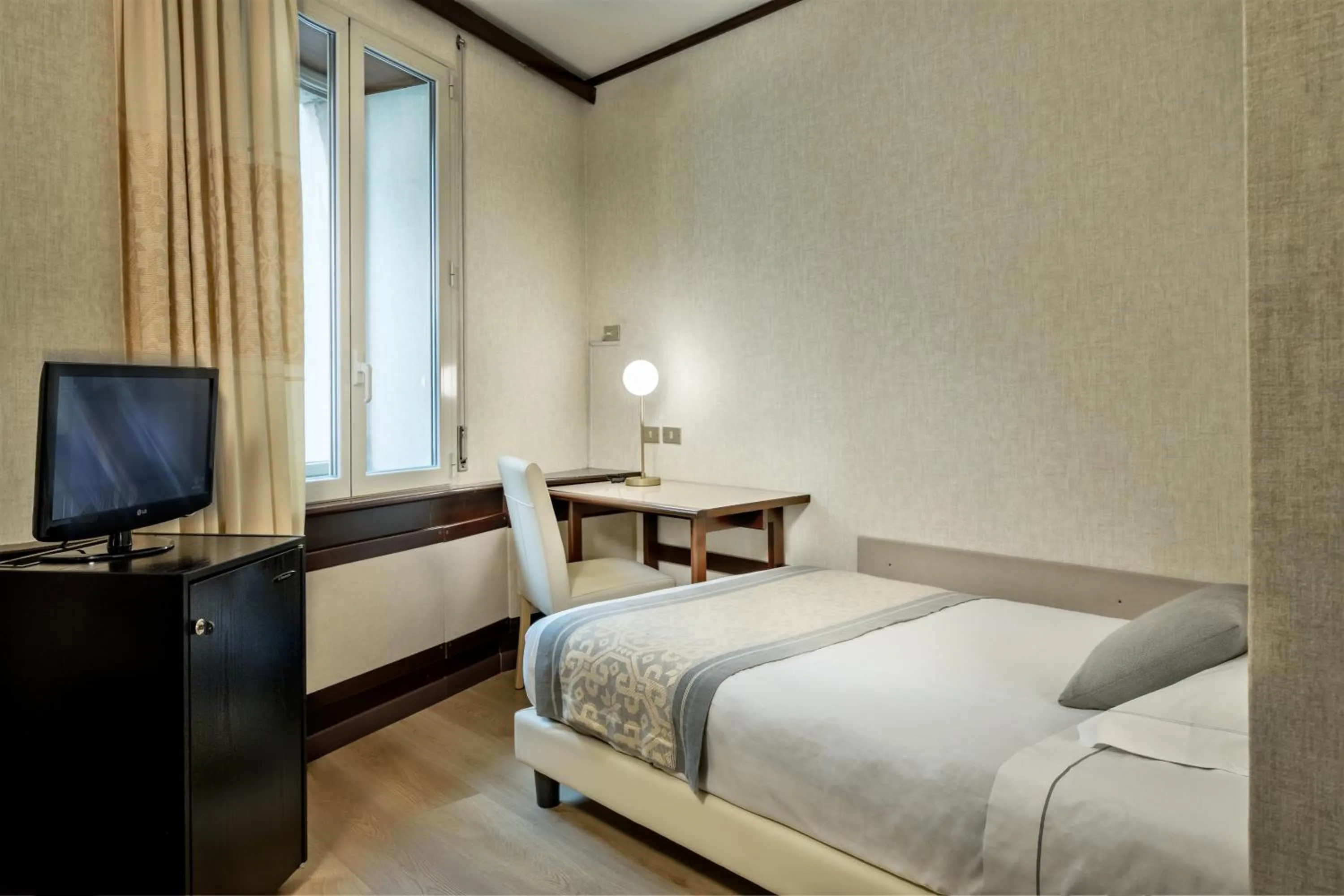 Photo of the whole room, Bed in Hotel Italia