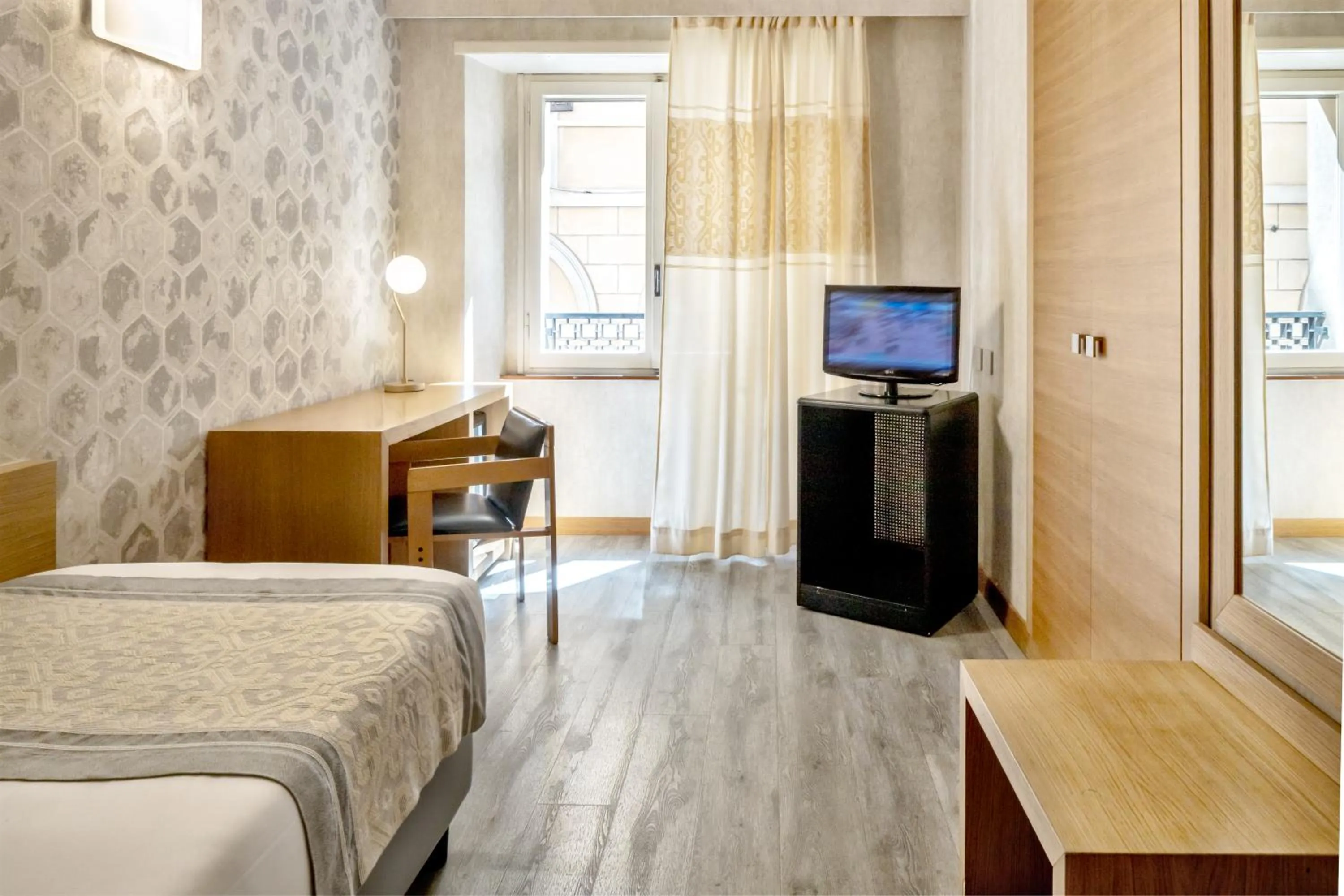 Photo of the whole room, Bed in Hotel Italia