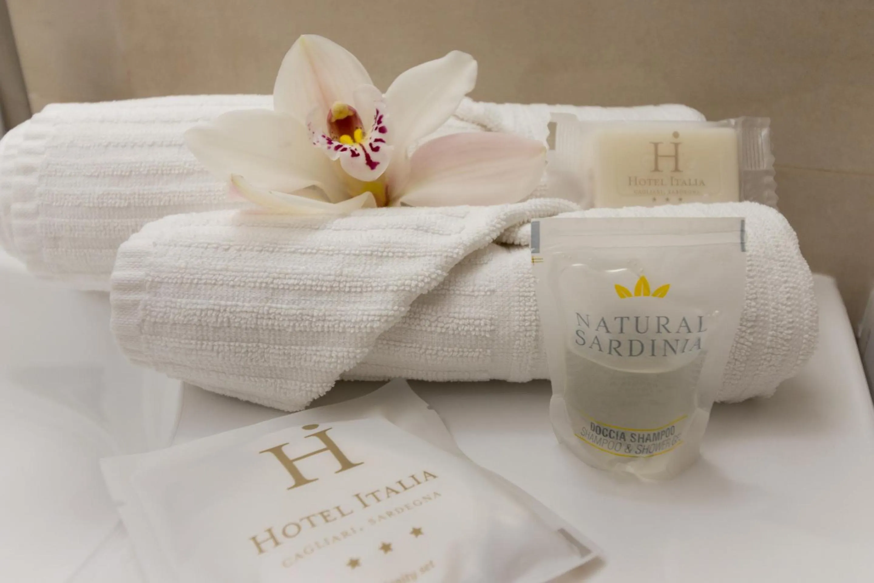 Bathroom, Bed in Hotel Italia