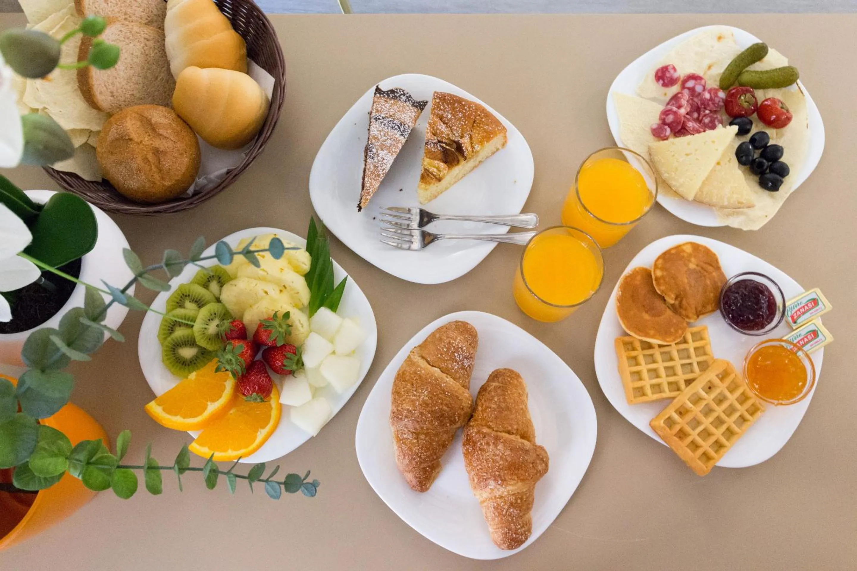 Continental breakfast in Hotel Italia