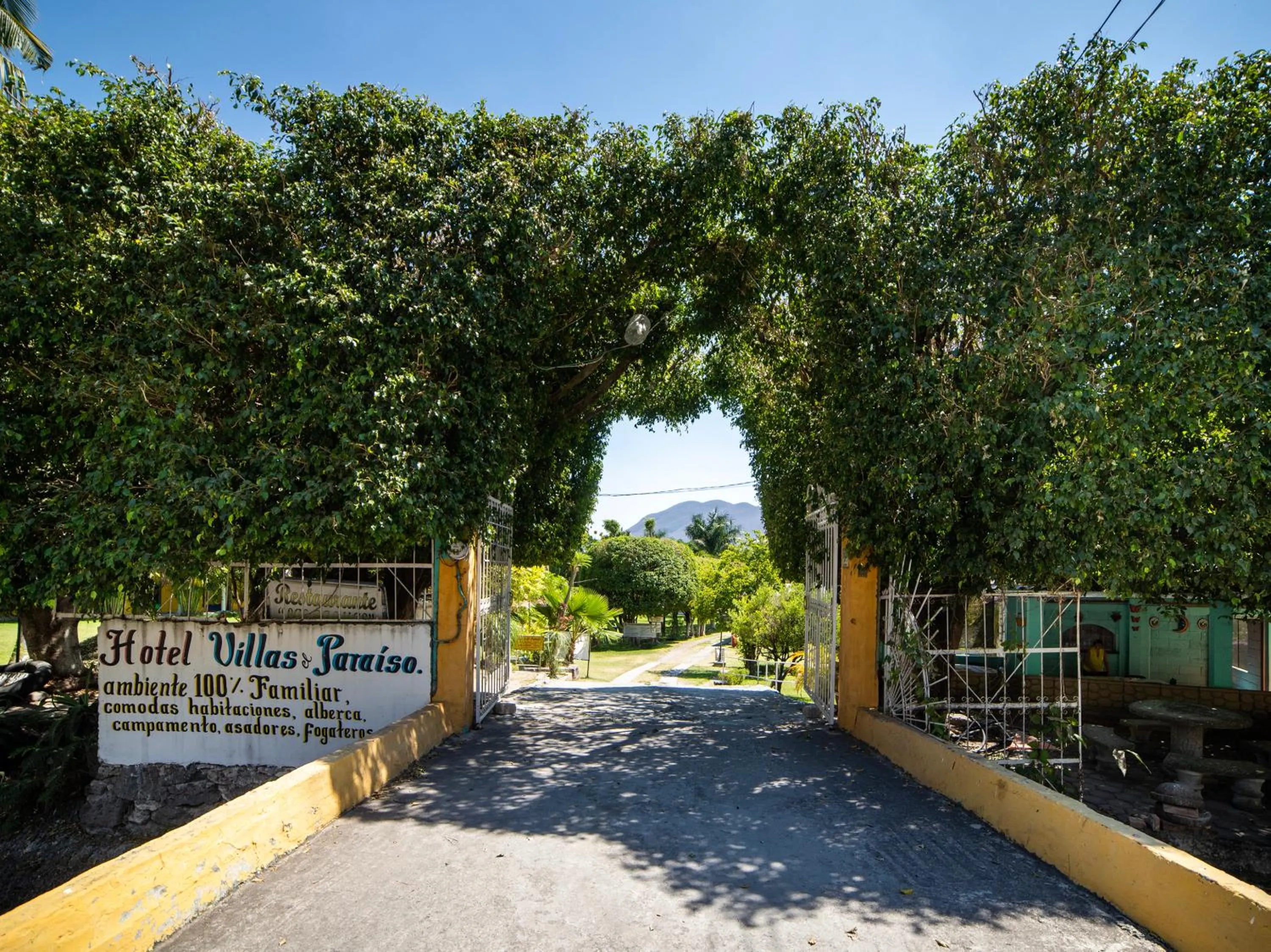 Facade/entrance in Villas el Paraíso, El Rollo