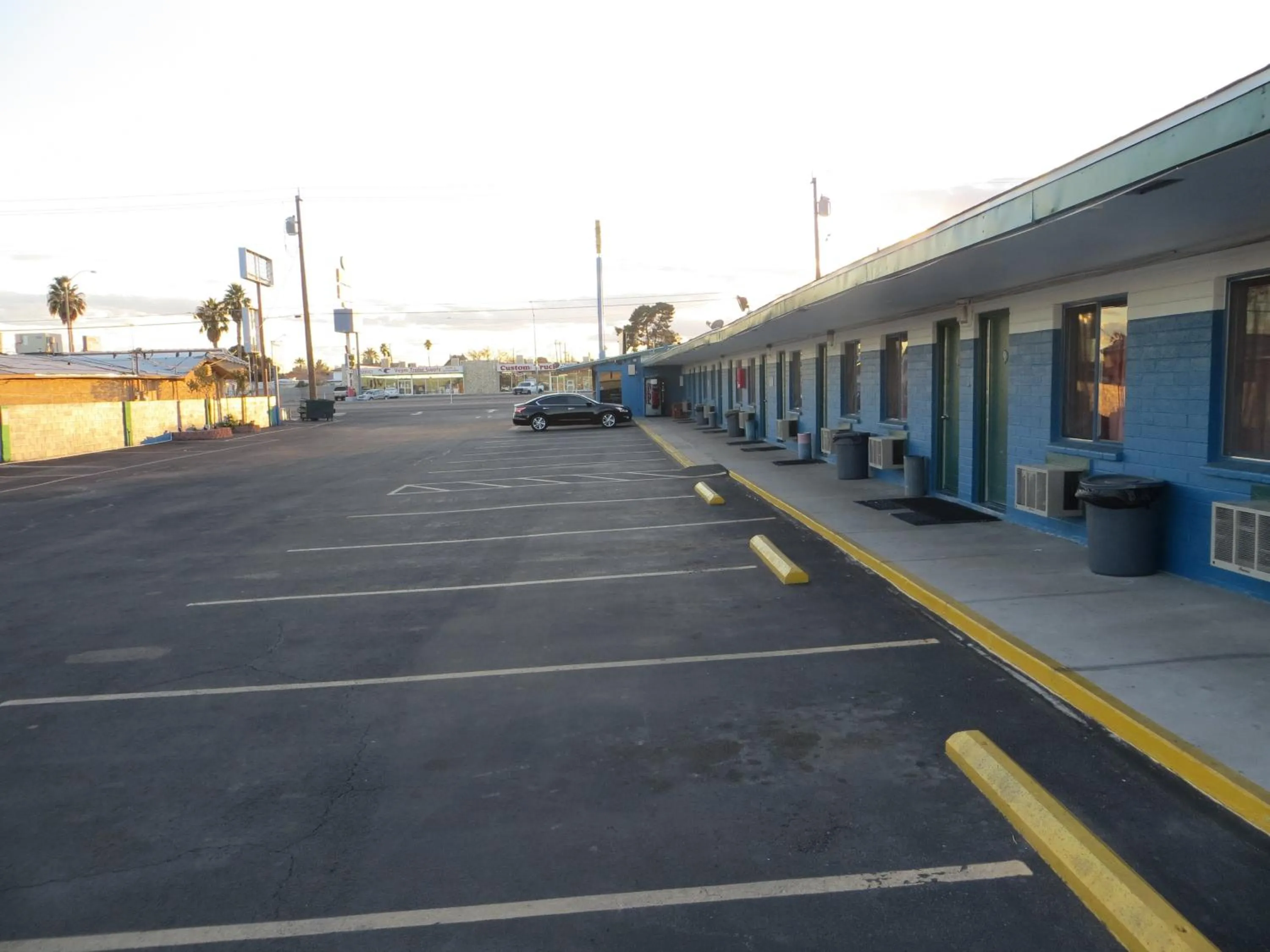 Facade/entrance in Walden Motel
