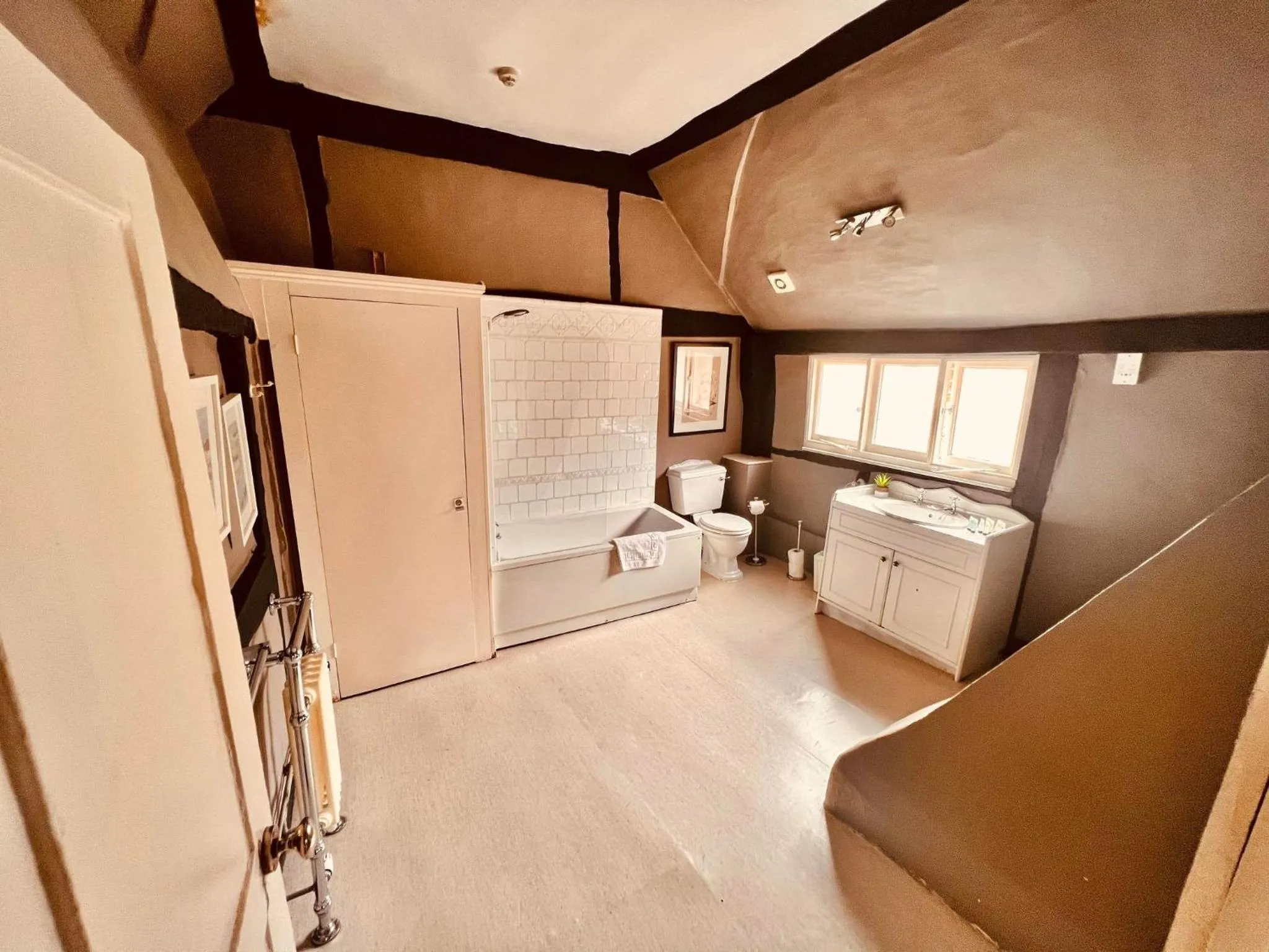 Shower, Bed in George & Dragon Hotel