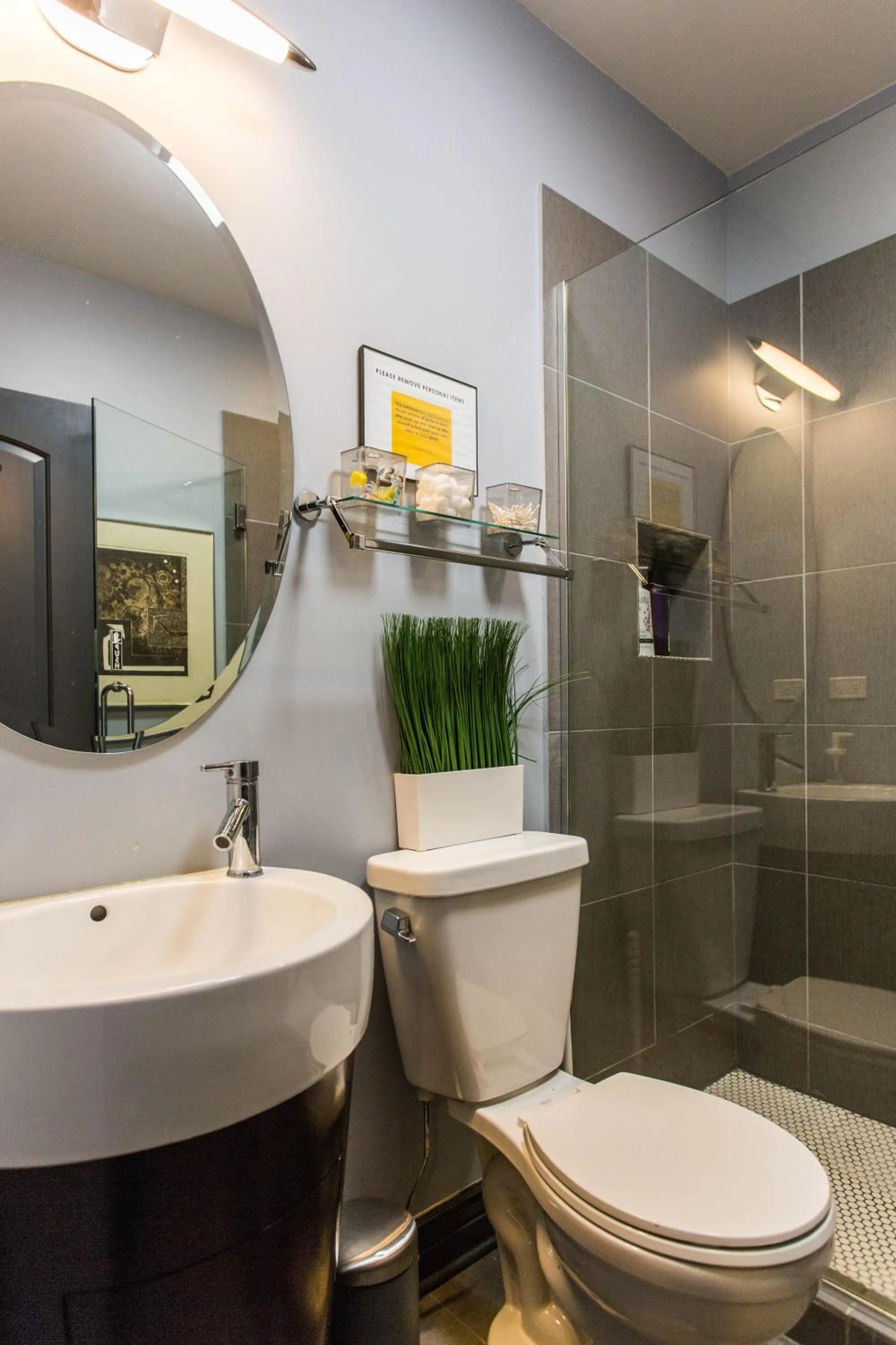 Shower in McCormick Place Guest House