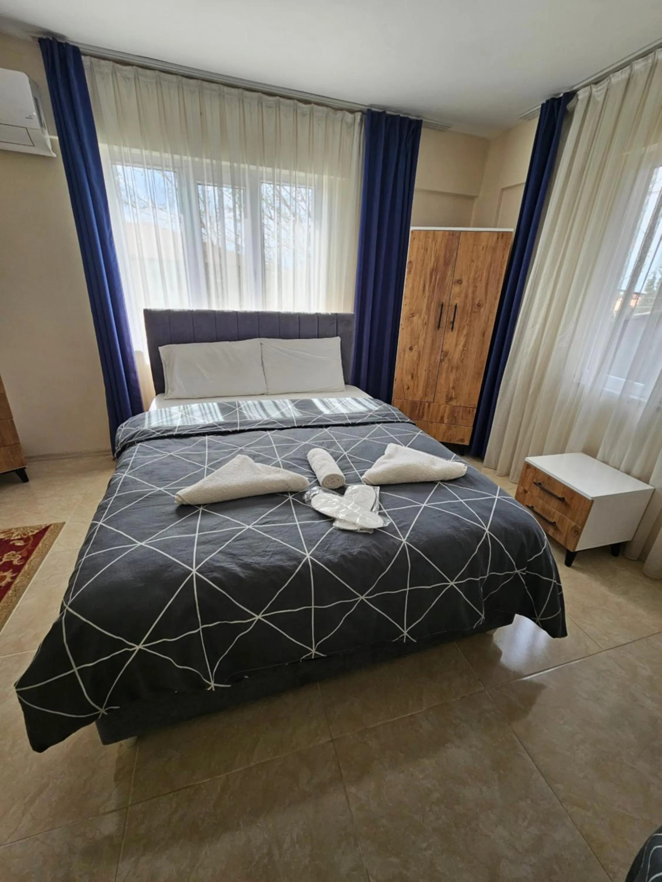 Bedroom, Bed in The Titanic House